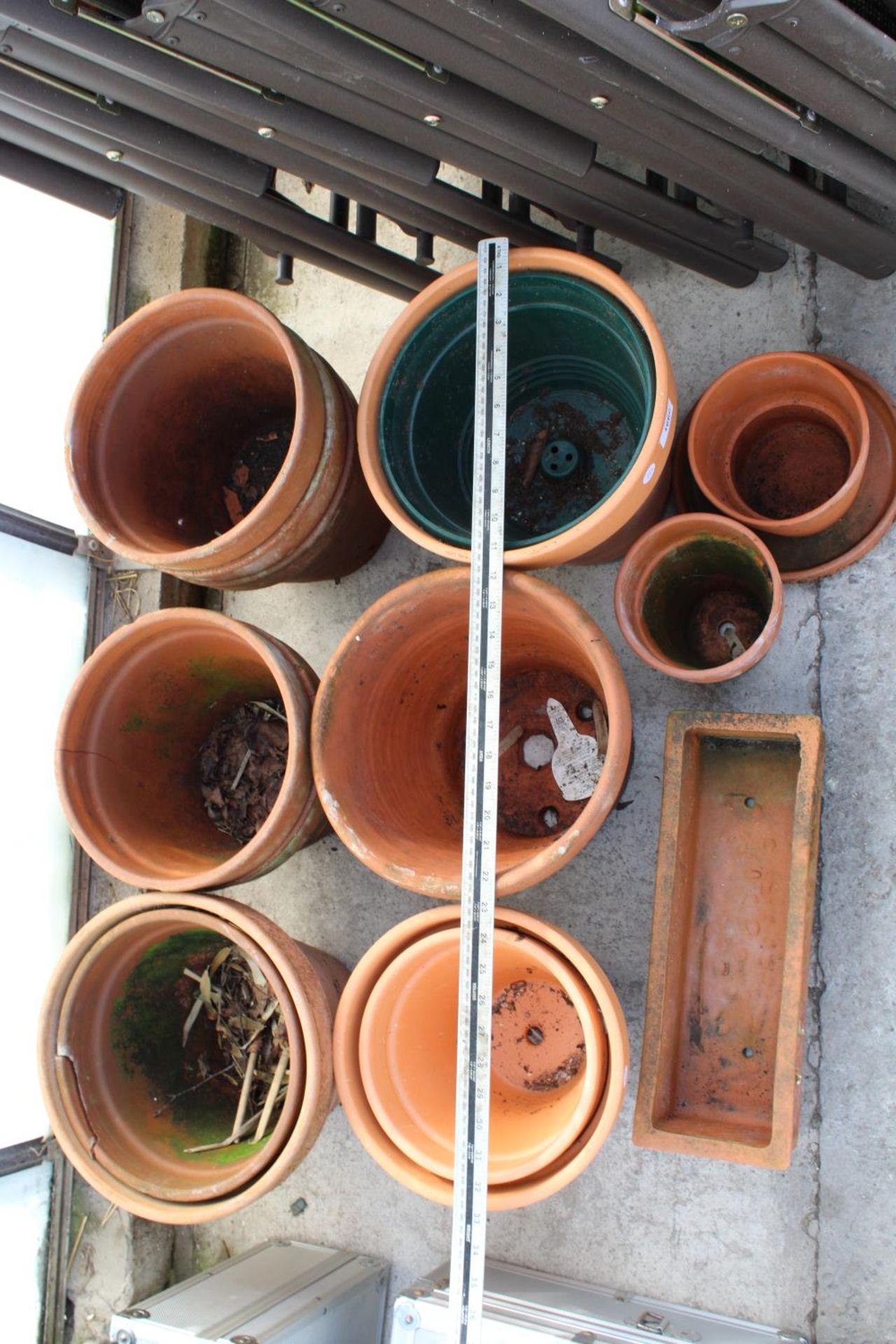 AN ASSORTMENT OF VARIOUS SIZED TERRACOTTA GARDEN POTS AND A TROUGH - Image 4 of 4