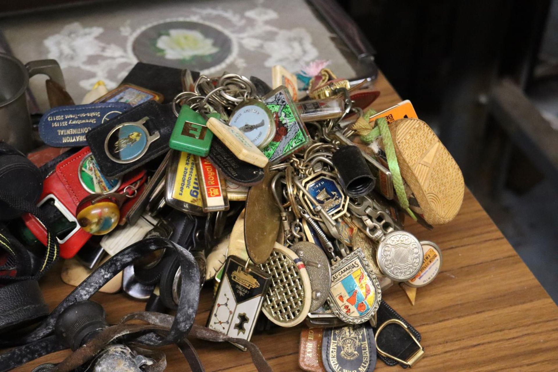 A MIXED LOT TO INCLUDE A LARGE QUANTITY OF VINTAGE KEYRINGS, BINOCULARS, A EMBROIDERY AND LACE GLASS - Image 2 of 7