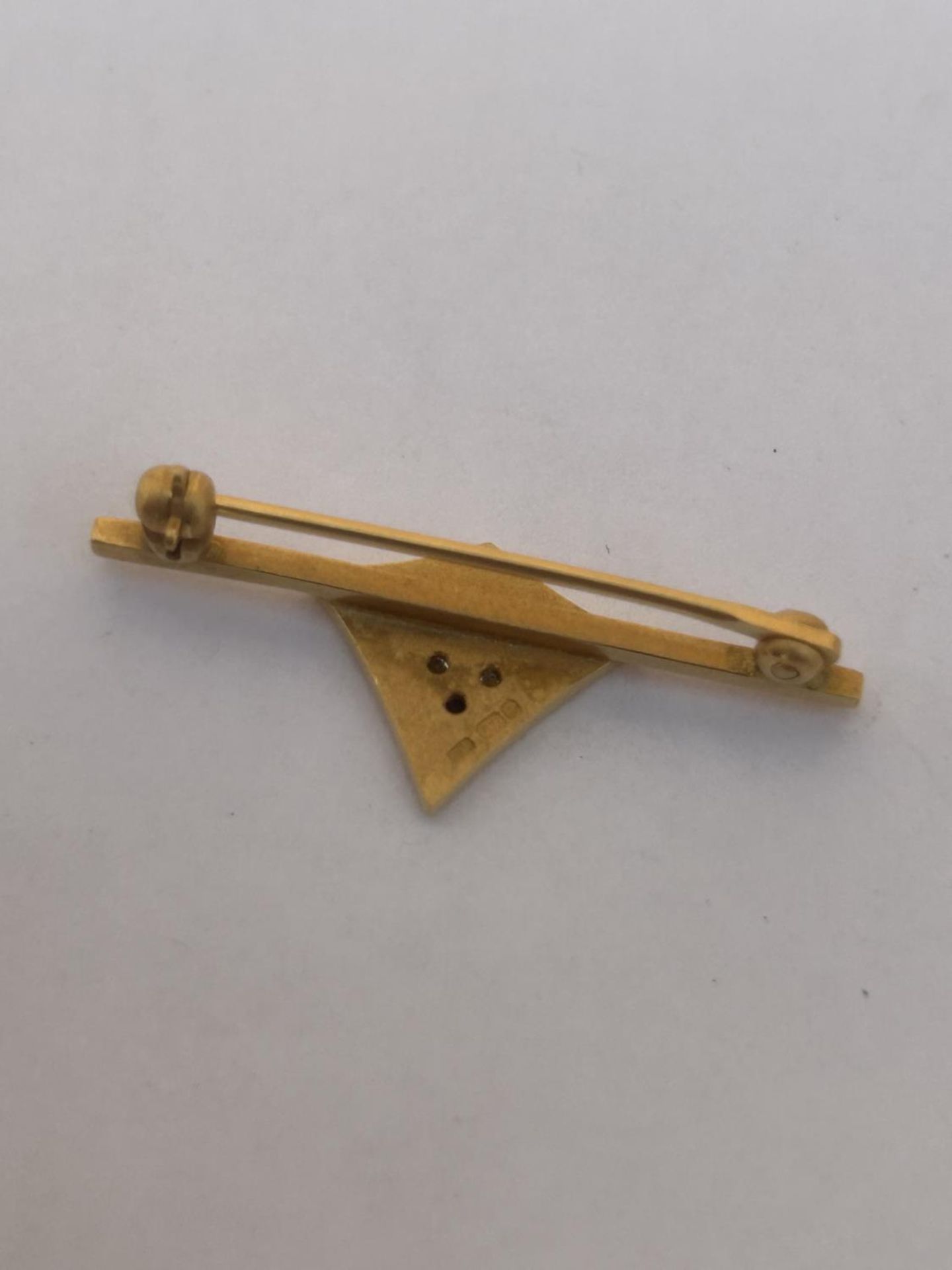 A HALLMARKED 9CT GOLD DIAMOND AND SAPPHIRE FODEN TRUCKS LAPEL BADGE WEIGHT 3.37 G - Image 3 of 4