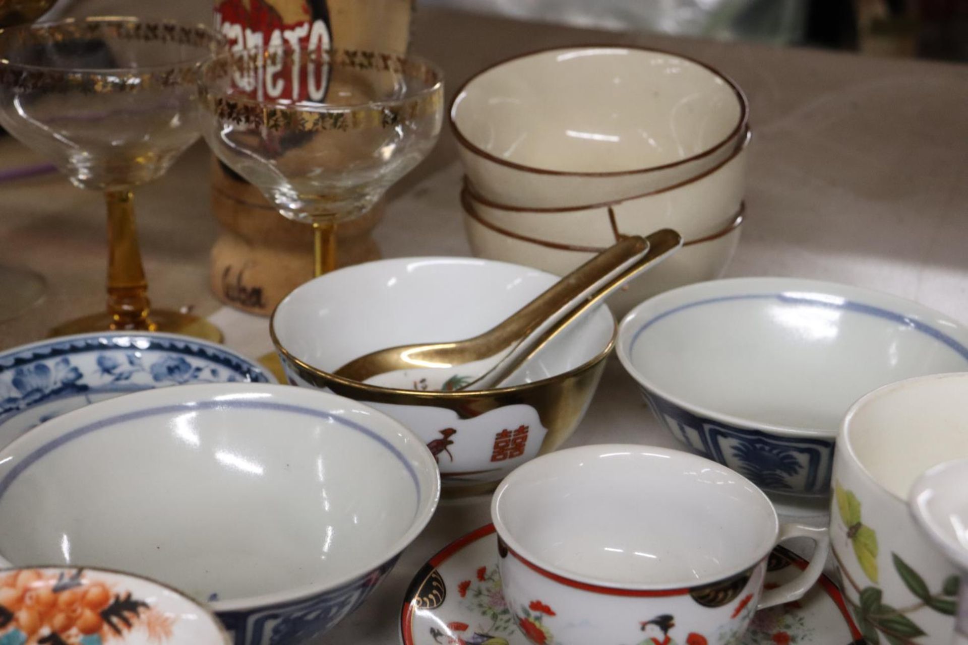 A MIXED LOT OF COLLECTABLES TO INCLUDE ORIENTAL BOWLS, PLATES AND CUPS, RUBY WINE GLASSES, - Image 5 of 8
