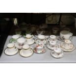 A LARGE QUANTITY OF VINTAGE CUPS, SAUCERS, PLATES, ETC TO INCLUDE ROYAL WORCESTER 'ABLA', CROWN