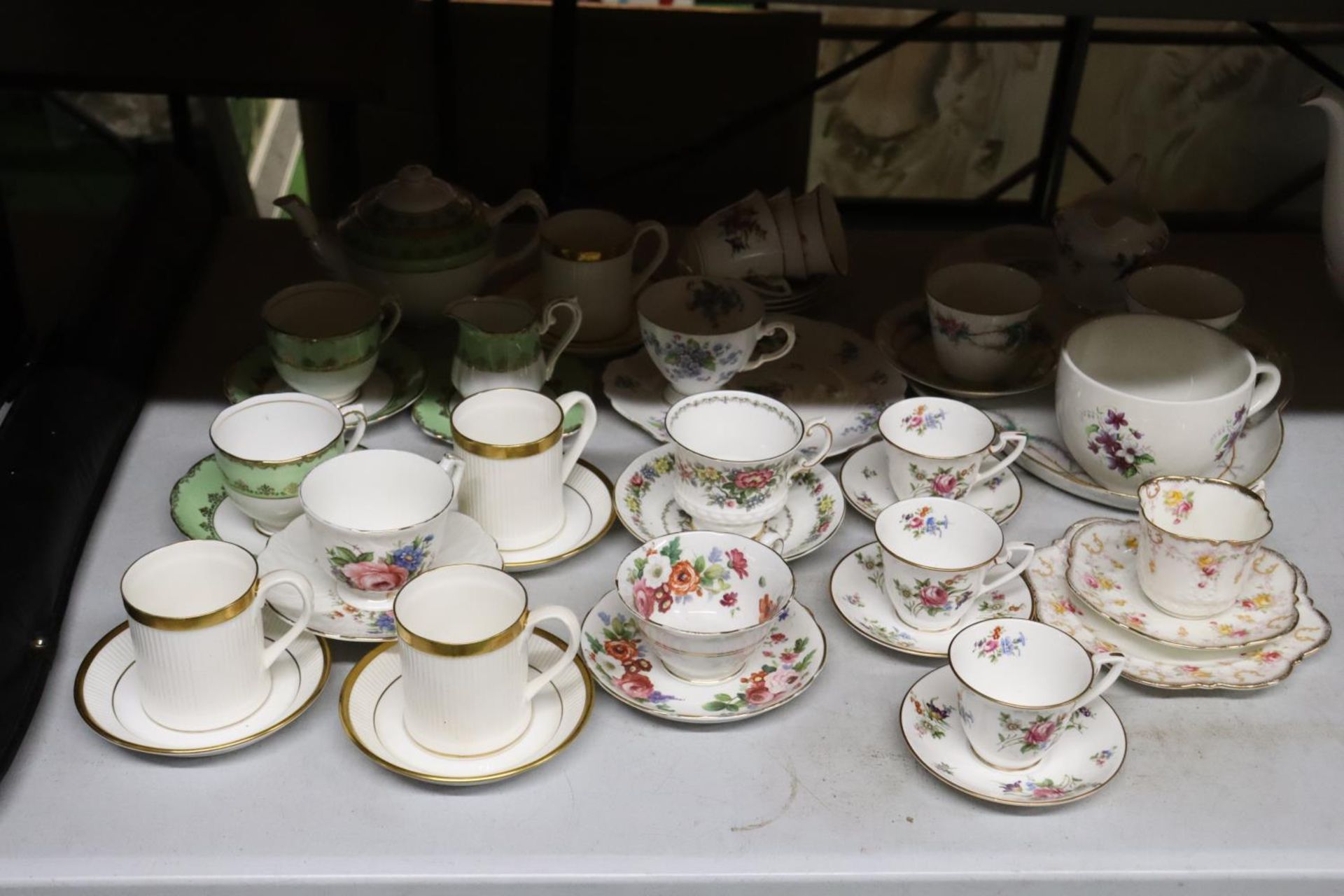 A LARGE QUANTITY OF VINTAGE CUPS, SAUCERS, PLATES, ETC TO INCLUDE ROYAL WORCESTER 'ABLA', CROWN