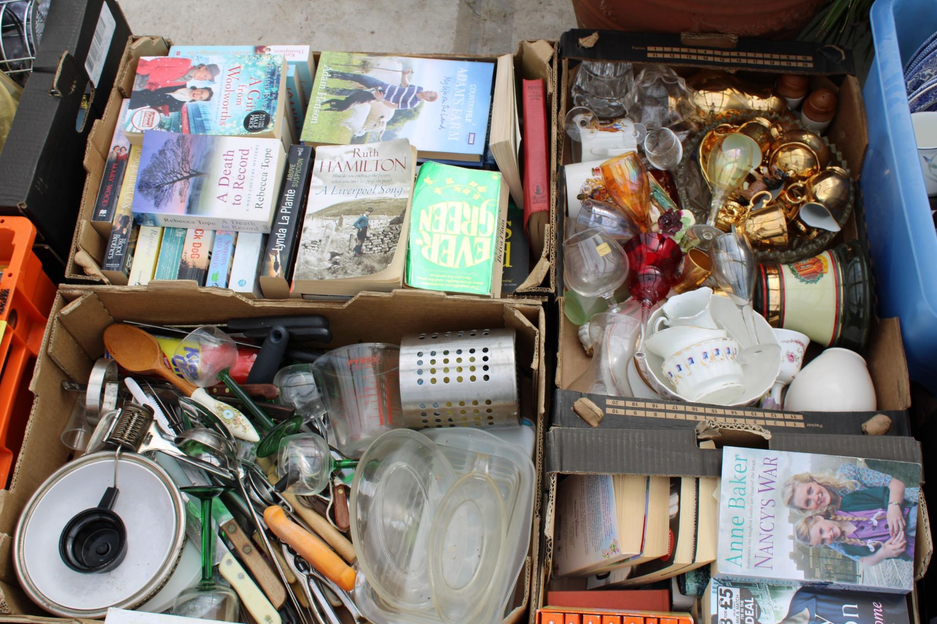 AN ASSORTMENT OF VARIOUS HOUSEHOLD CLEARANCE ITEMS - Image 2 of 3