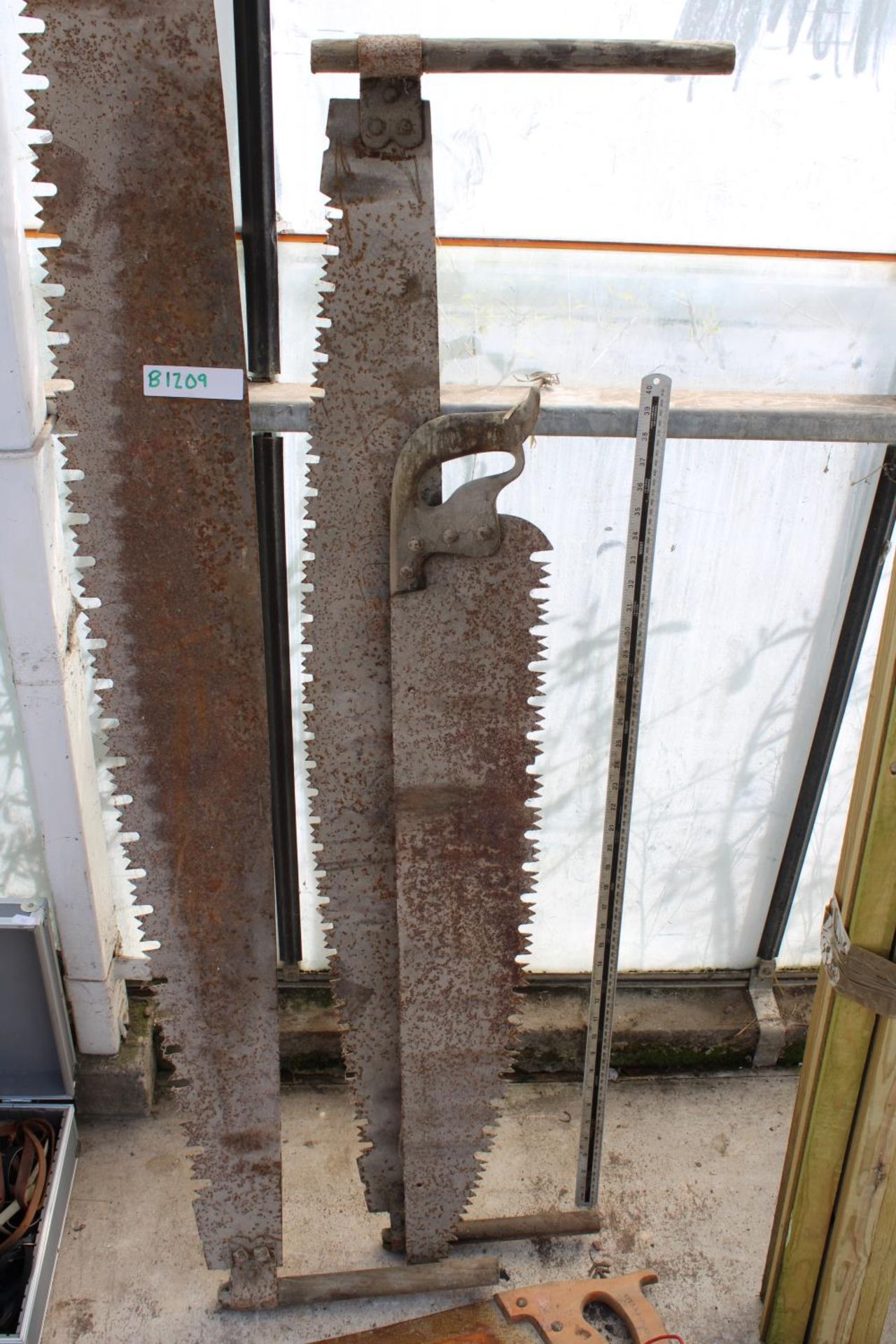 AN ASSORTMENT OF VARIOUS VINTAGE SAWS TO INCLUDE CROSS CUT SAWS ETC - Image 3 of 4