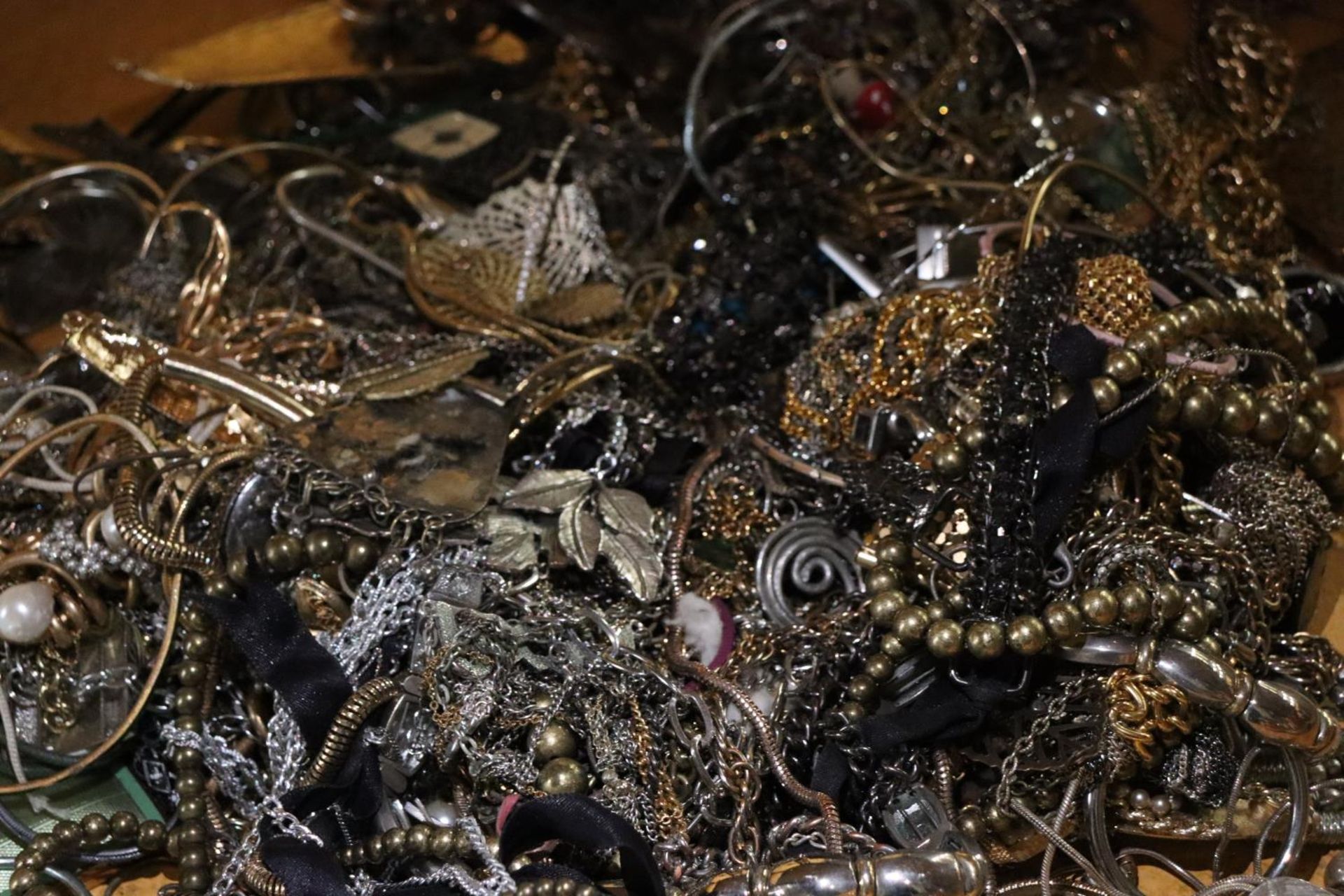 A LARGE QUANTITY OF COSTUME JEWELLERY TO INCLUDE NECKLACES, CHAINS, BRACELETS, ETC - Image 3 of 6