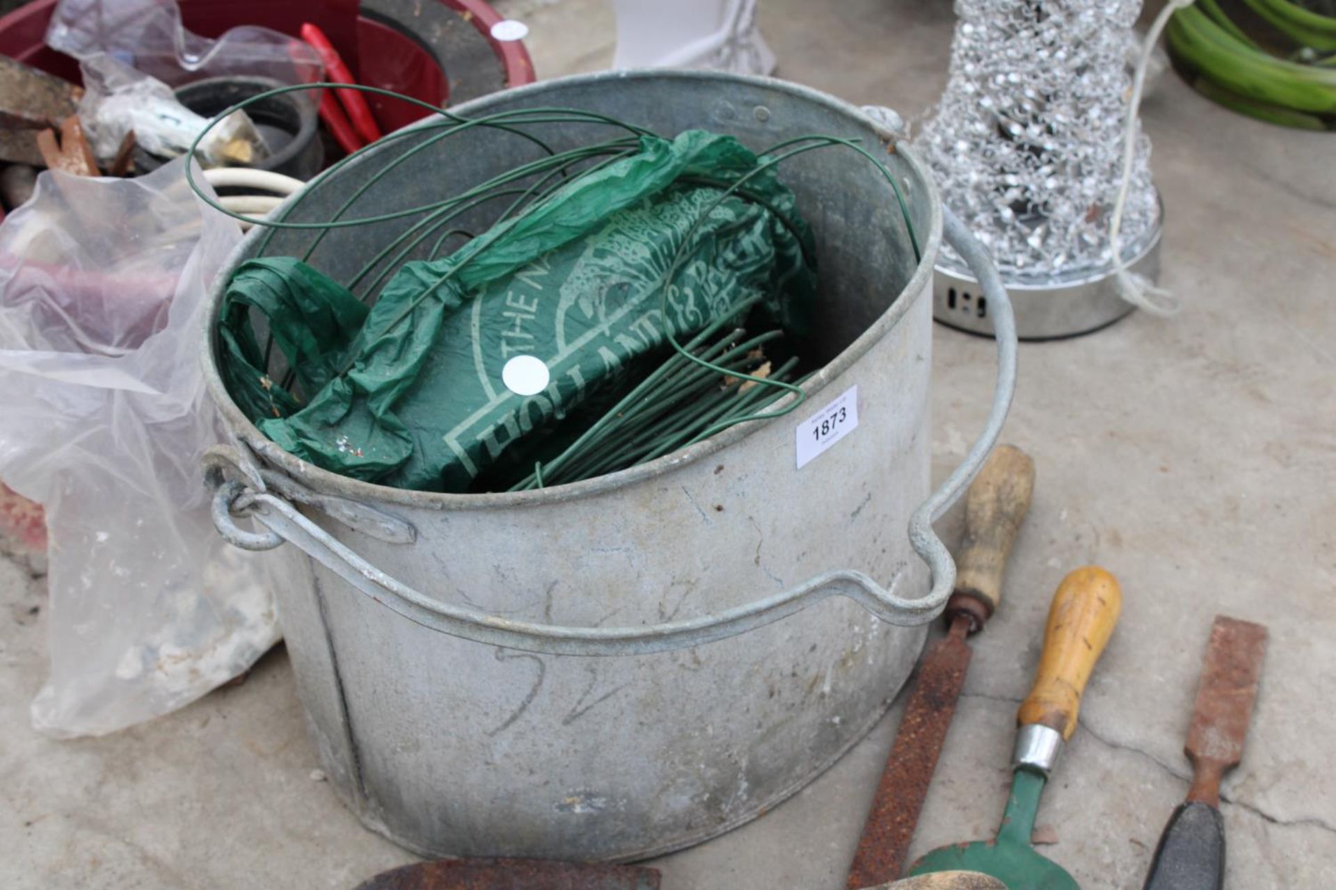 AN ASSORTMENT OF ITEMS TO INCLUDE A GALVANISED BUCKET, AND TOOLS ETC - Image 2 of 3