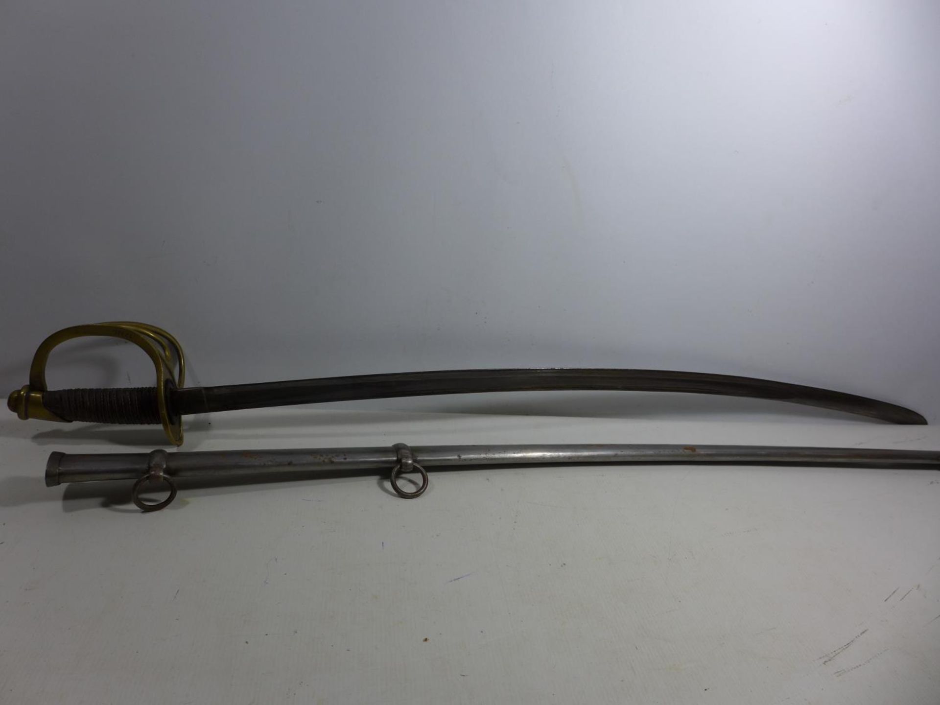 A REPLICA U.S.A CAVALRY SWORD AND SCABBARD, 86CM BLADE STAMPED U.U.ADK 1862, LENGTH 106CM - Image 3 of 7