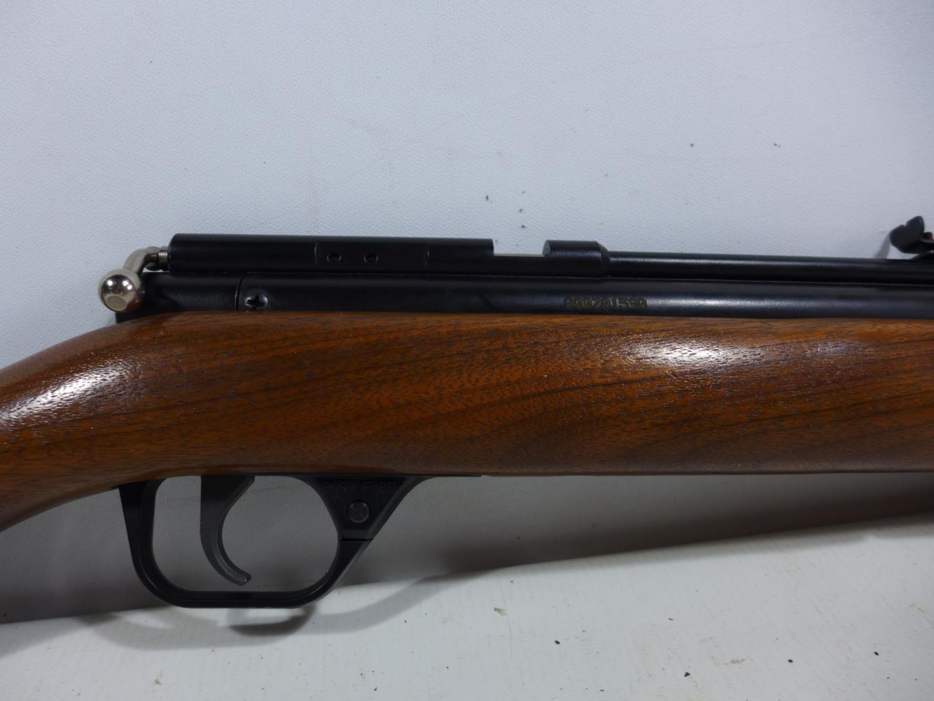 A CROSMAN C9A SERIES .177 CALIBRE AIR RIFLE SERIAL NO 800701590, 49CM BARREL, LENGTH 95CM TOGETHER - Image 2 of 7