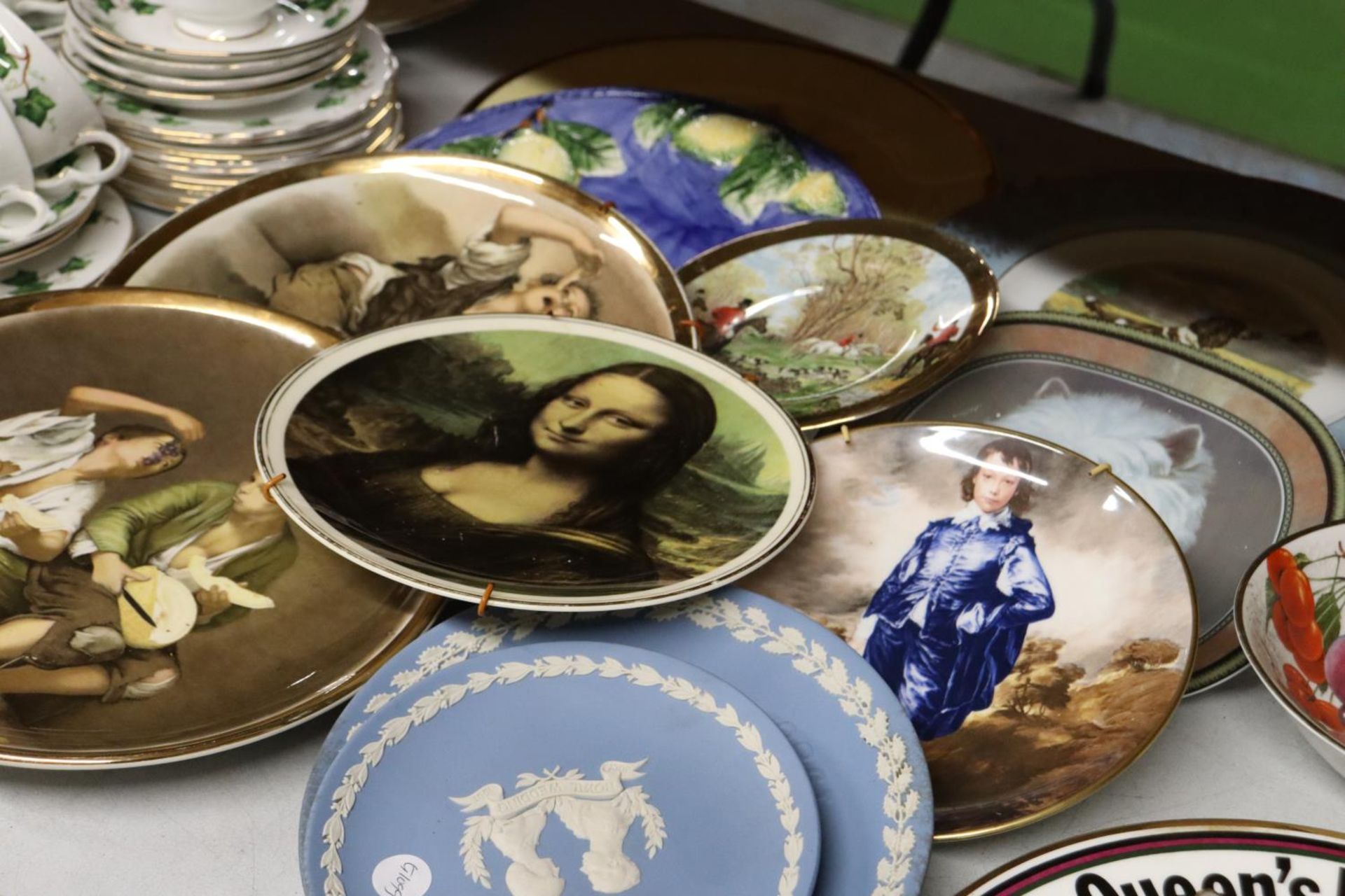 A COLLECTION OF 13 CABINET PLATES PLUS A LARGE ALFRED MEAKIN AND WREN BOWLS - Image 6 of 6