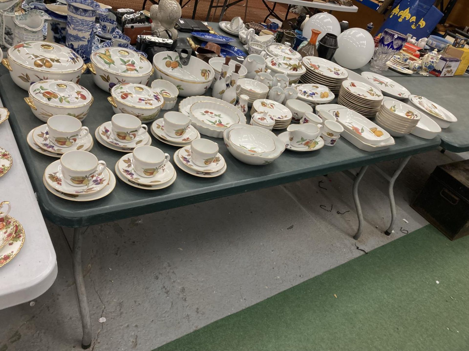 A LARGE COLLECTION OF ROYAL WORCESTER EVESHAM DINNERWARE TO INCLUDE LIDDED SERVING DISHES, PLATES,