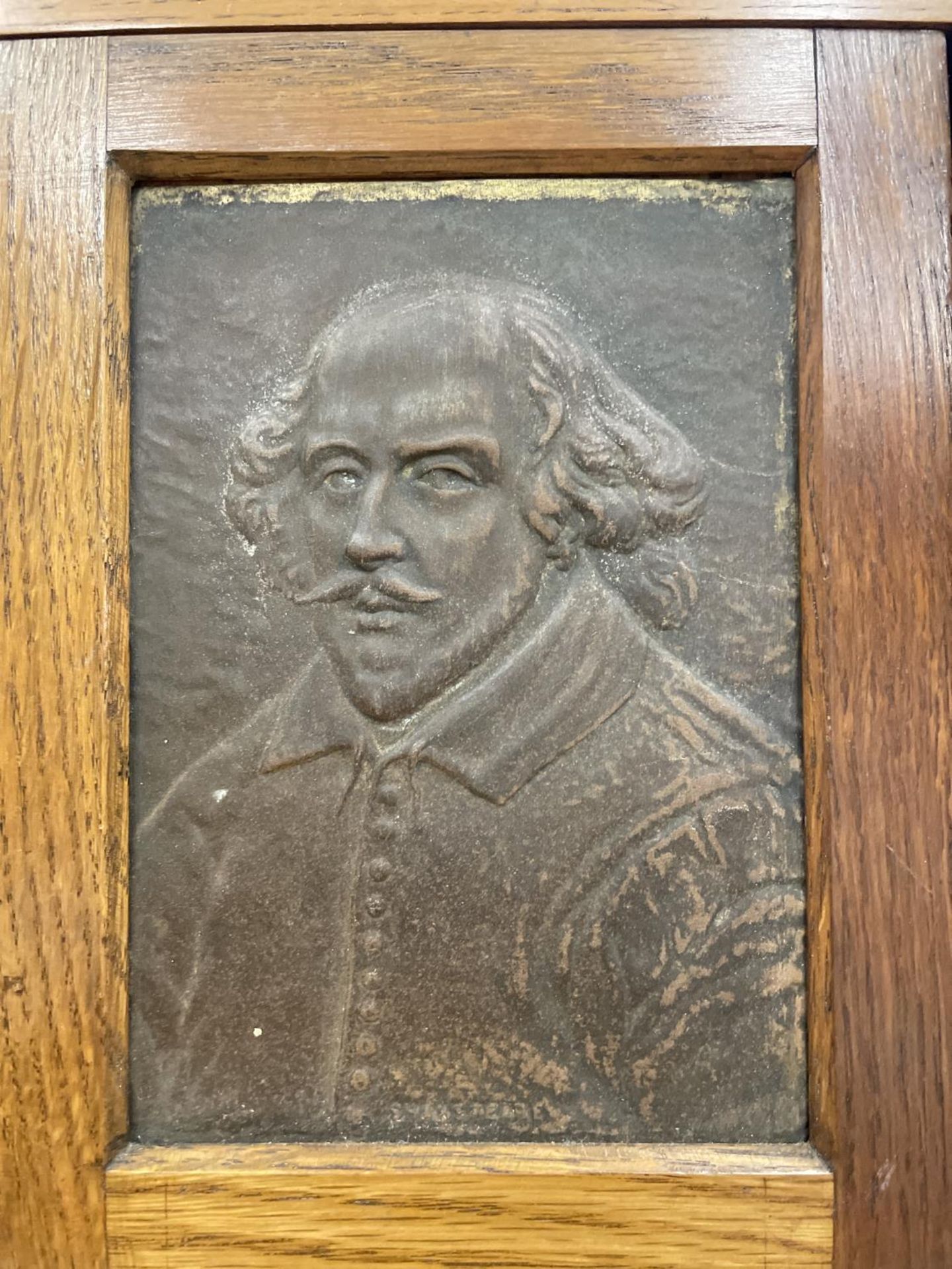AN EDWARDIAN OAK SMOKERS CABINET DEPICTING WILLIAM SHAKESPEARE WITH THREE SECTIONS. RIGHT HAND - Image 2 of 9