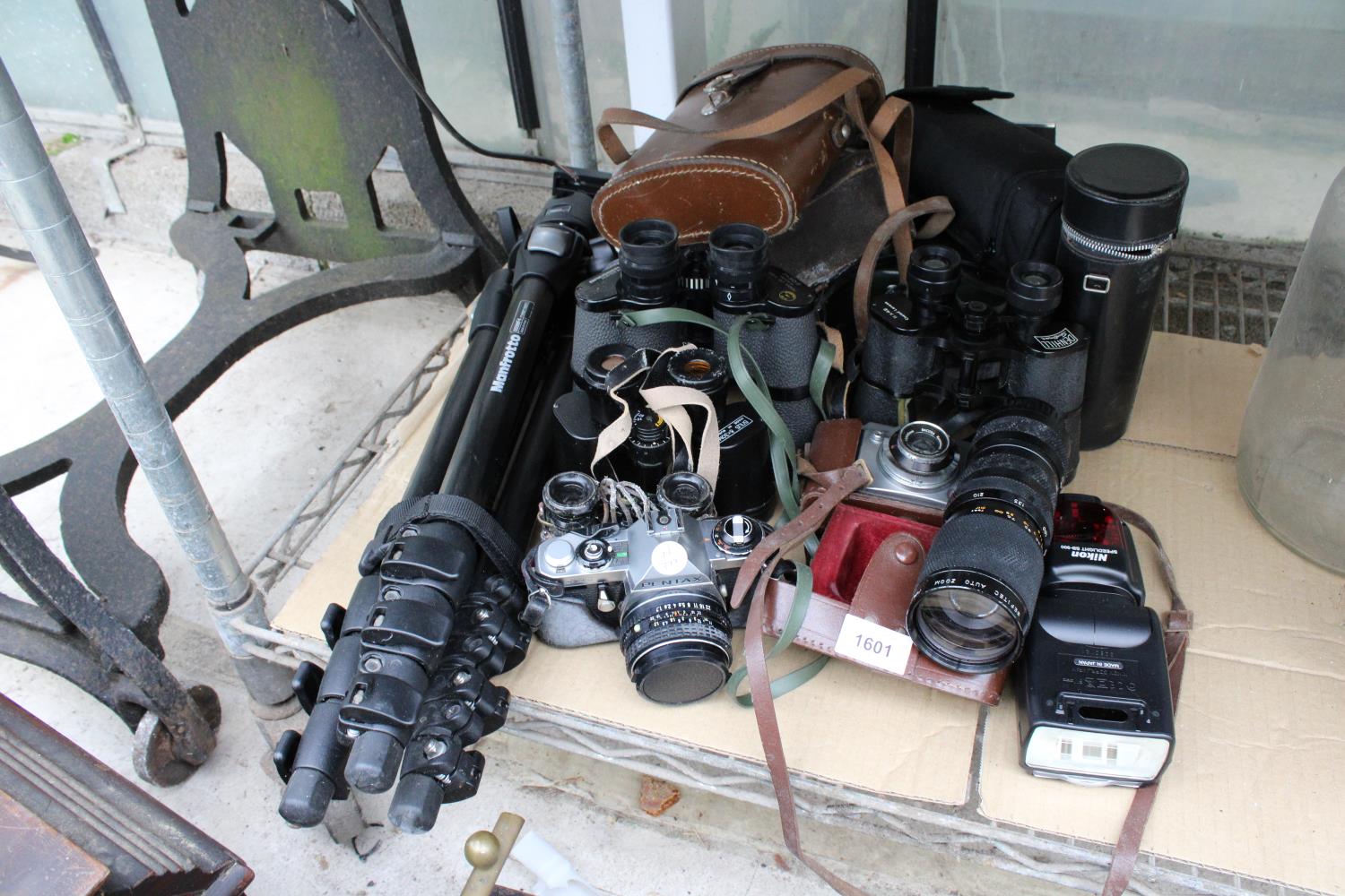 AN ASSORTMENT OF PHOTOGRAPHY ITEMS TO INCLUDE FOUR PAIRS OF VINTAGE BINOCULARS, A PENTAX CAMERA, A