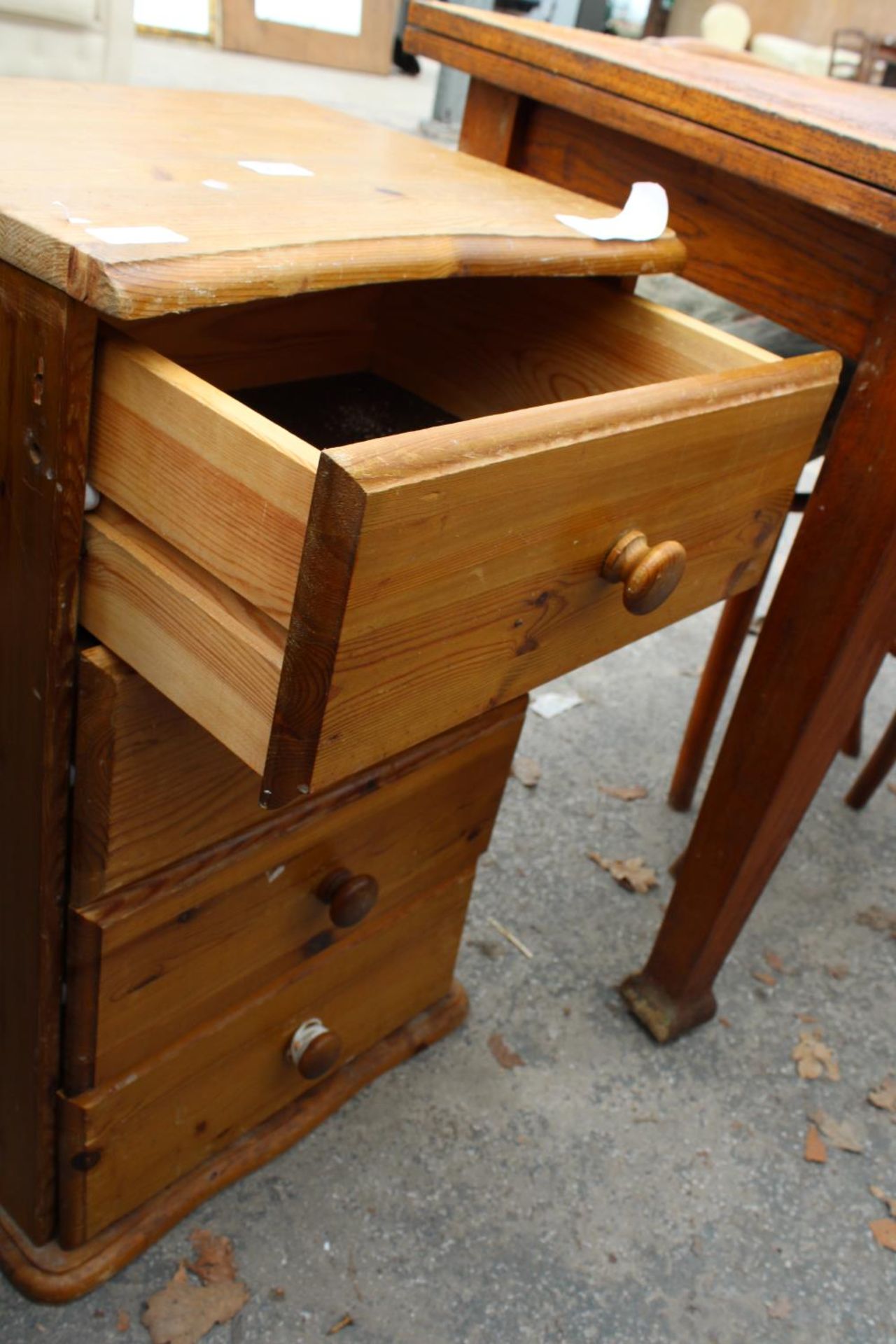 A MODERN PINE FOUR DRAWER BEDSIDE CHEST - Image 2 of 2