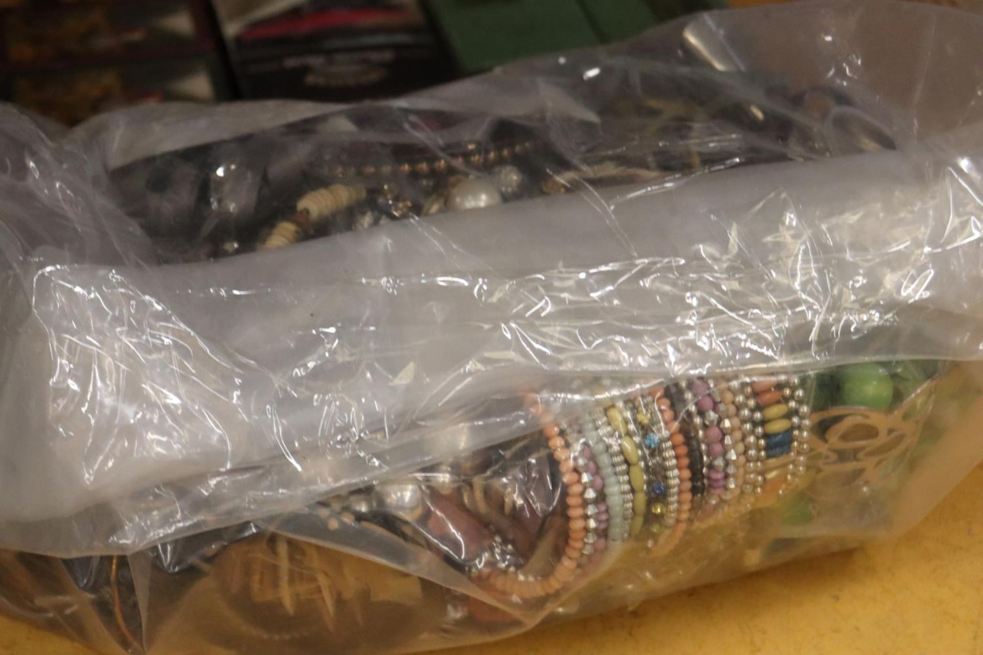 A 7KG BAG OF MIXED VINTAGE COSTUME JEWELLERY - Image 3 of 3