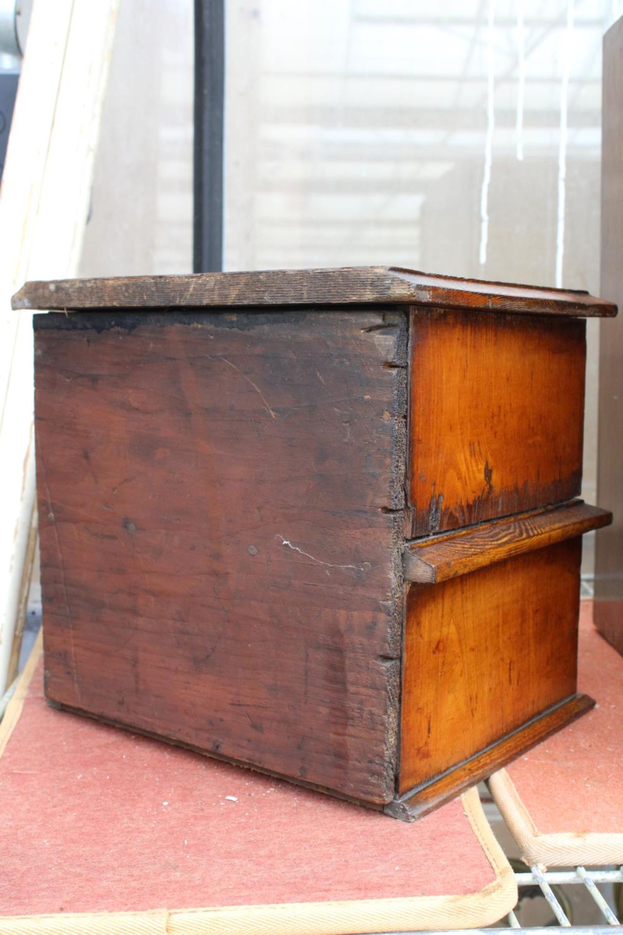 A VINTAGE MINIATURE OAK CHEST OF TWO DRAWERS WITH BRASS HANDLES - Image 4 of 6
