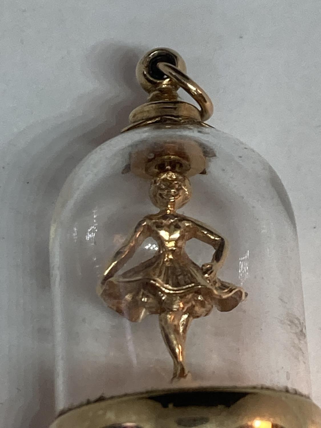 A 9 CARAT GOLD PENDANT WITH A BALLERINA IN A DOME GROSS WEIGHT 13.9 GRAMS - Image 4 of 4