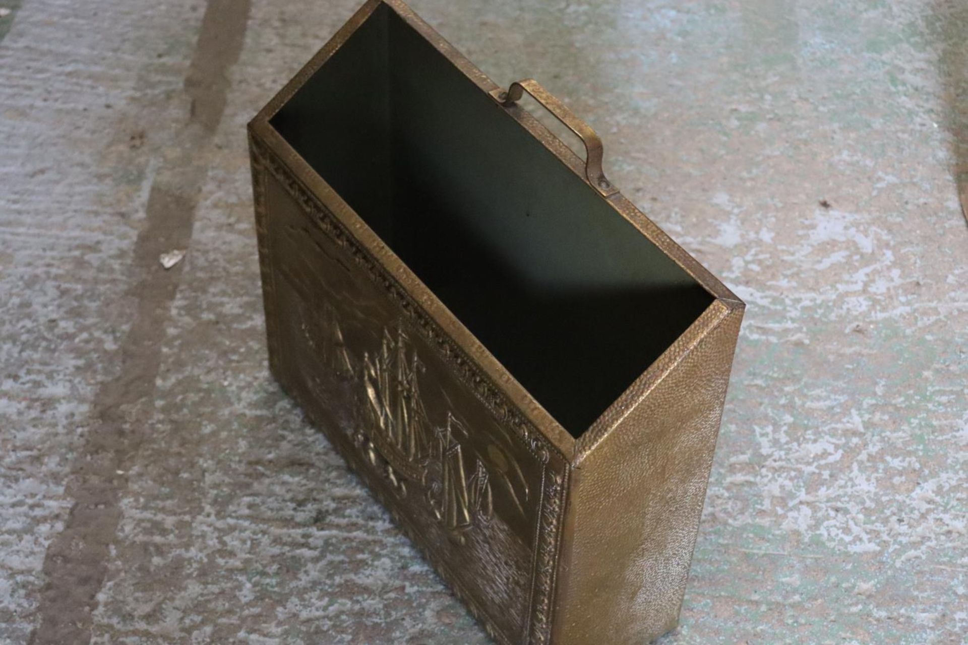 A VINTAGE BRASS MAGAZINE RACK WITH GALLEONS IMAGE - Image 4 of 4