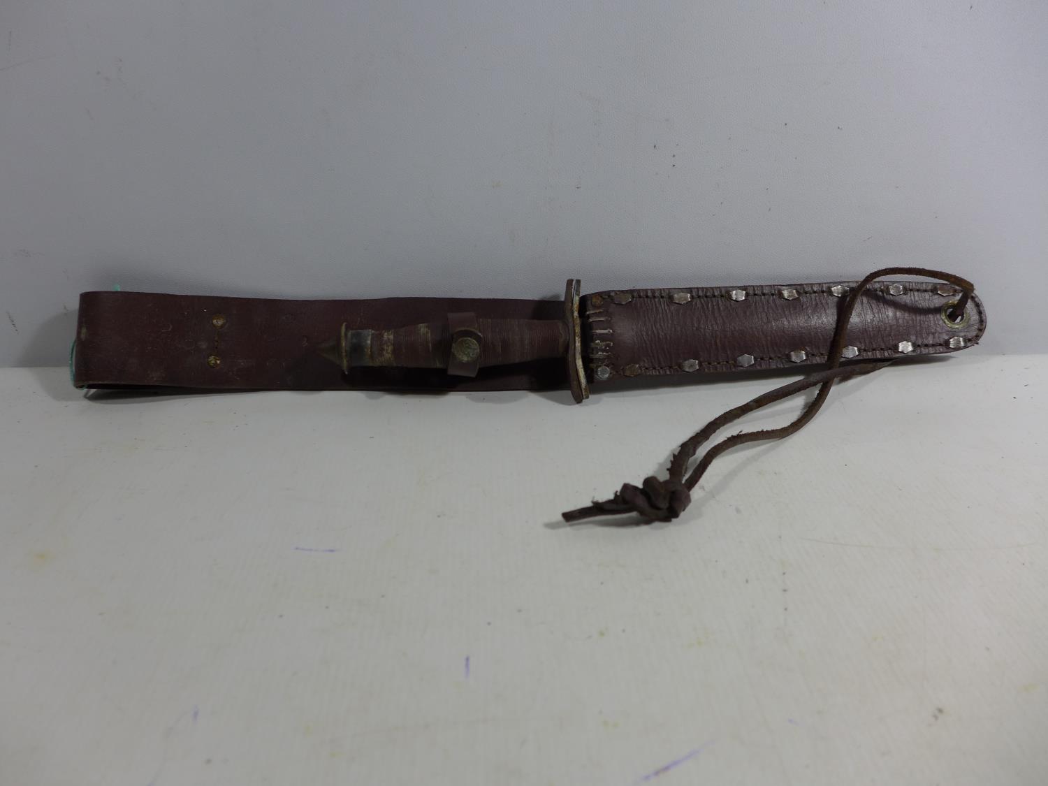 A VINTAGE STILETTO KNIFE AND LEATHER SCABBARD, 18.5CM BLADE, LENGTH 49CM. BLADE STAMPED OASE. - Image 6 of 6