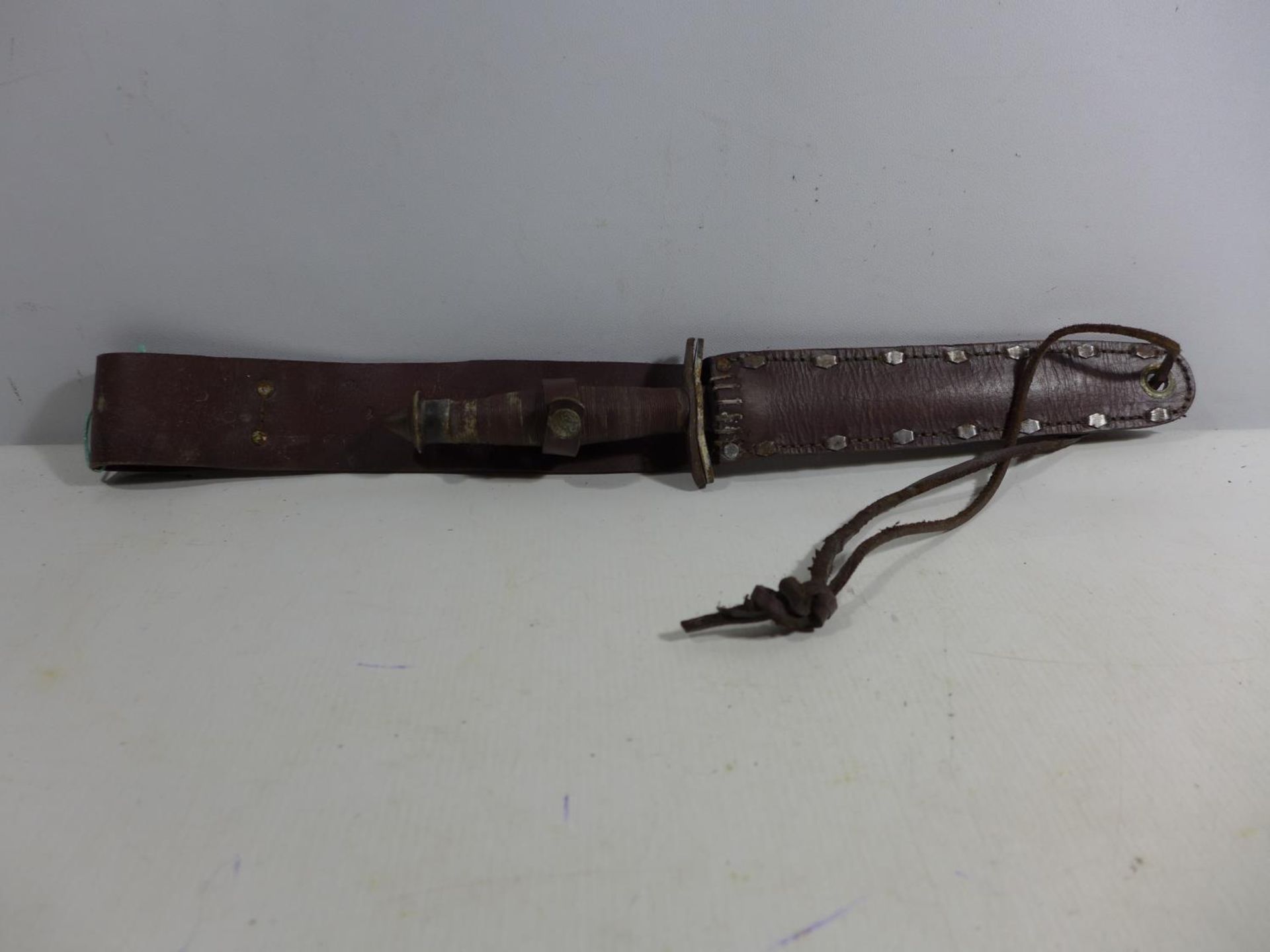 A VINTAGE STILETTO KNIFE AND LEATHER SCABBARD, 18.5CM BLADE, LENGTH 49CM. BLADE STAMPED OASE. - Image 6 of 6