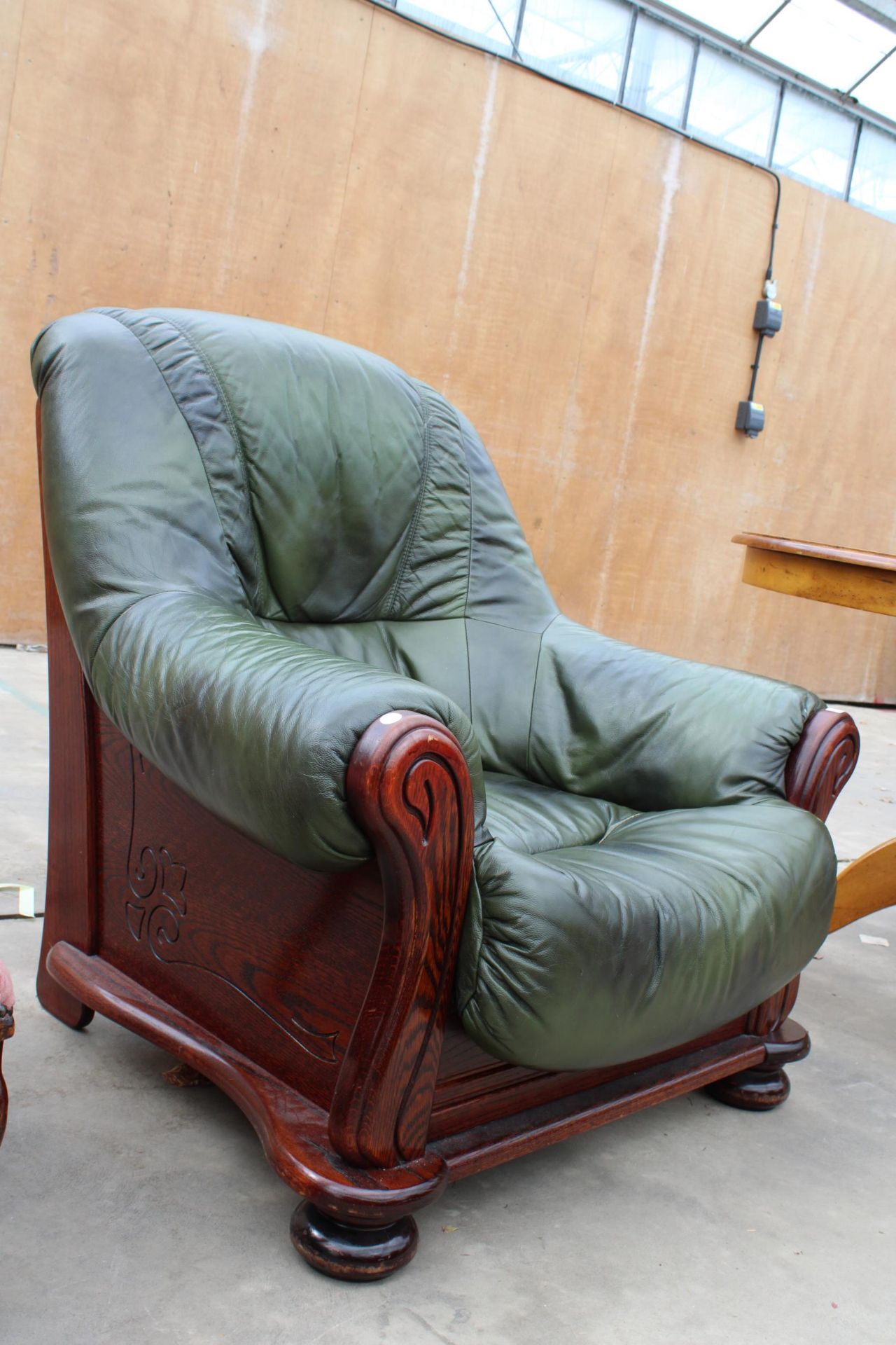 A MODERN GREEN RECOR (BELGIUM) FAUX LEATHER EASY CHAIR IN WOODEN FRAME - Image 2 of 5