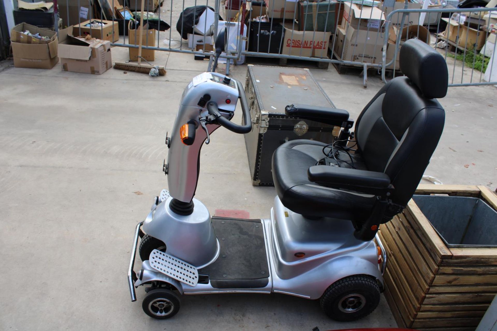 A QUINGOPLUS MOBILITY SCOOTER BELIEVED IN WORKING ORDER BUT NO WARRANTY, NEW BATTERIES IN DECEMBER - Image 4 of 6