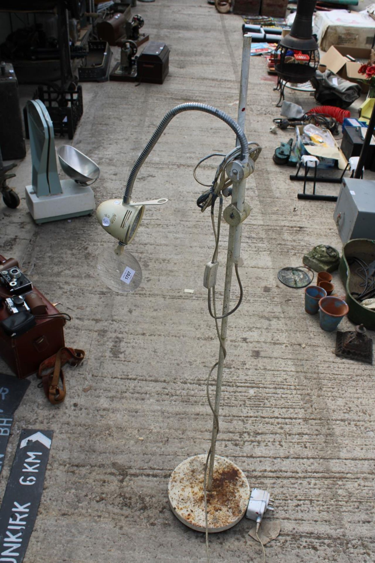 A VINTAGE AND RETRO ADJUSTABLE FLOOR LAMP WITH MAGNIFYING GLASS