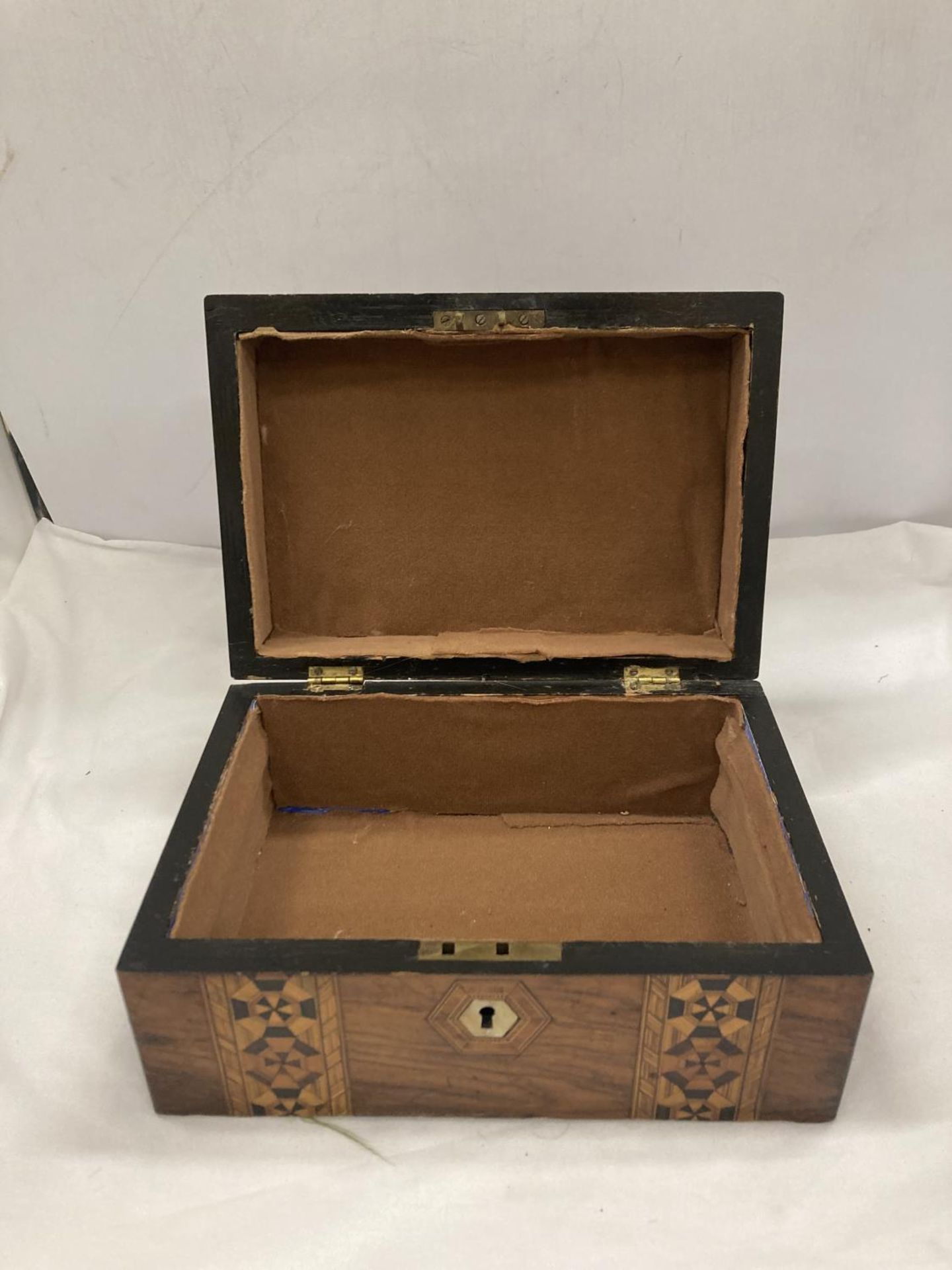 AN EARLY VICTORIAN ROSEWOOD ULTITY BOX WITH MARQUETRY AND NACRE 10" X 7" X 5" - Image 3 of 3