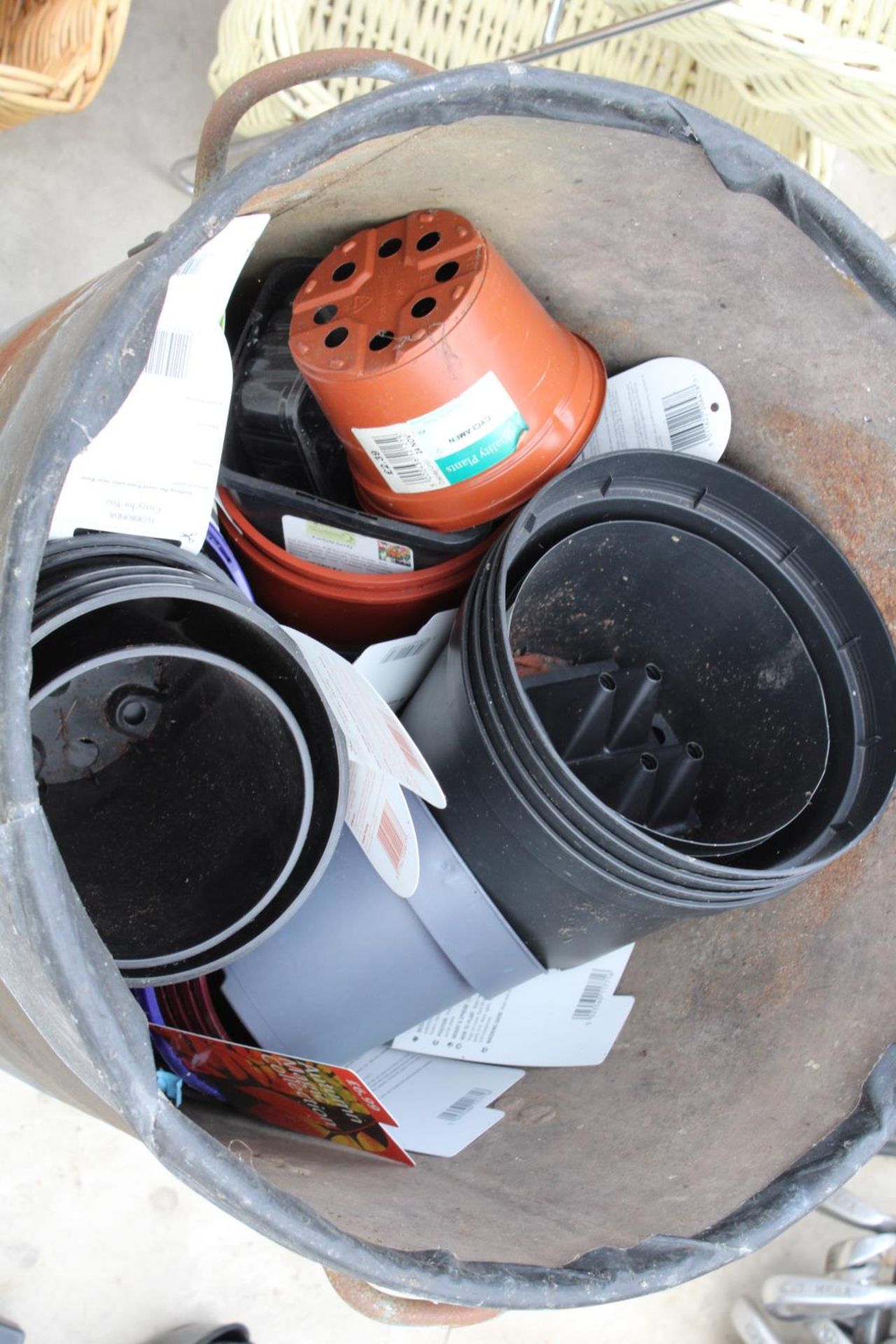 A GALVANISED DUSTBIN WITH LID - Bild 3 aus 3