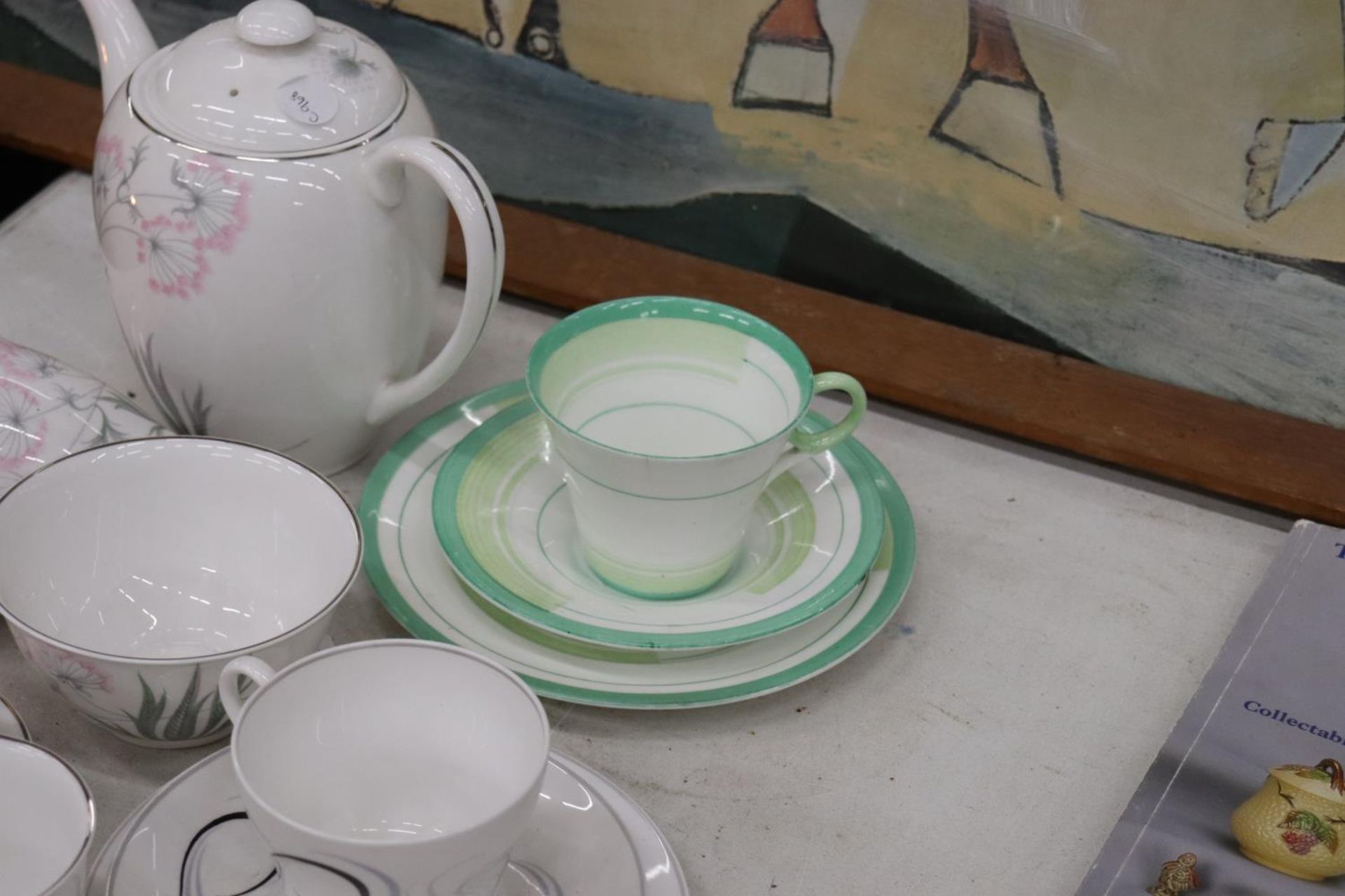 A MIXED LOT OF SHELLEY TEAWARE TO INCLUDE A TEA POT, CUPS, SAUCERS, JUG ETC - Bild 4 aus 6