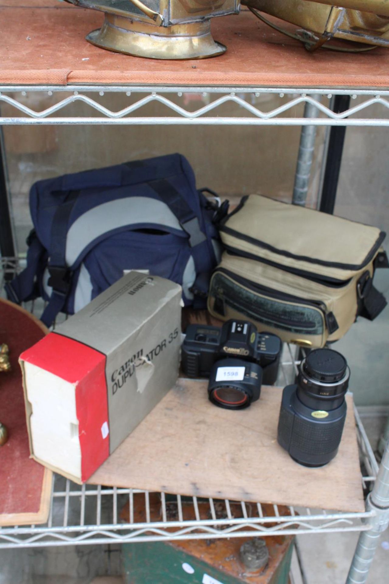 AN ASSORTMENT OF CAMERA ITEMS TO INCLUDE A CANON DUPLICATOR 35, A CANON T80 CAMERA AND A CANON