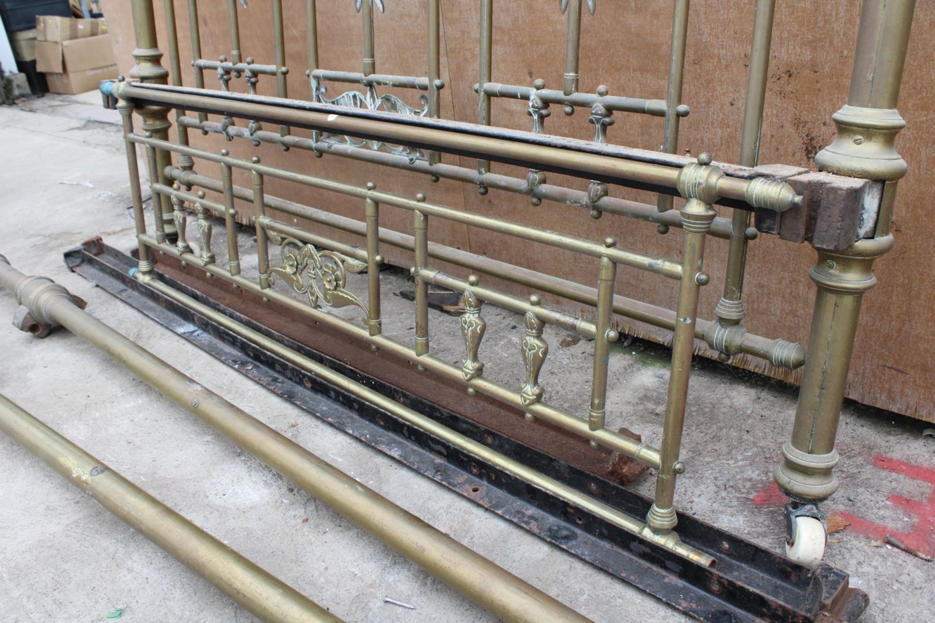 A VICTORIAN BRASS HALF TESTER 5' BEDSTEAD - Image 6 of 6