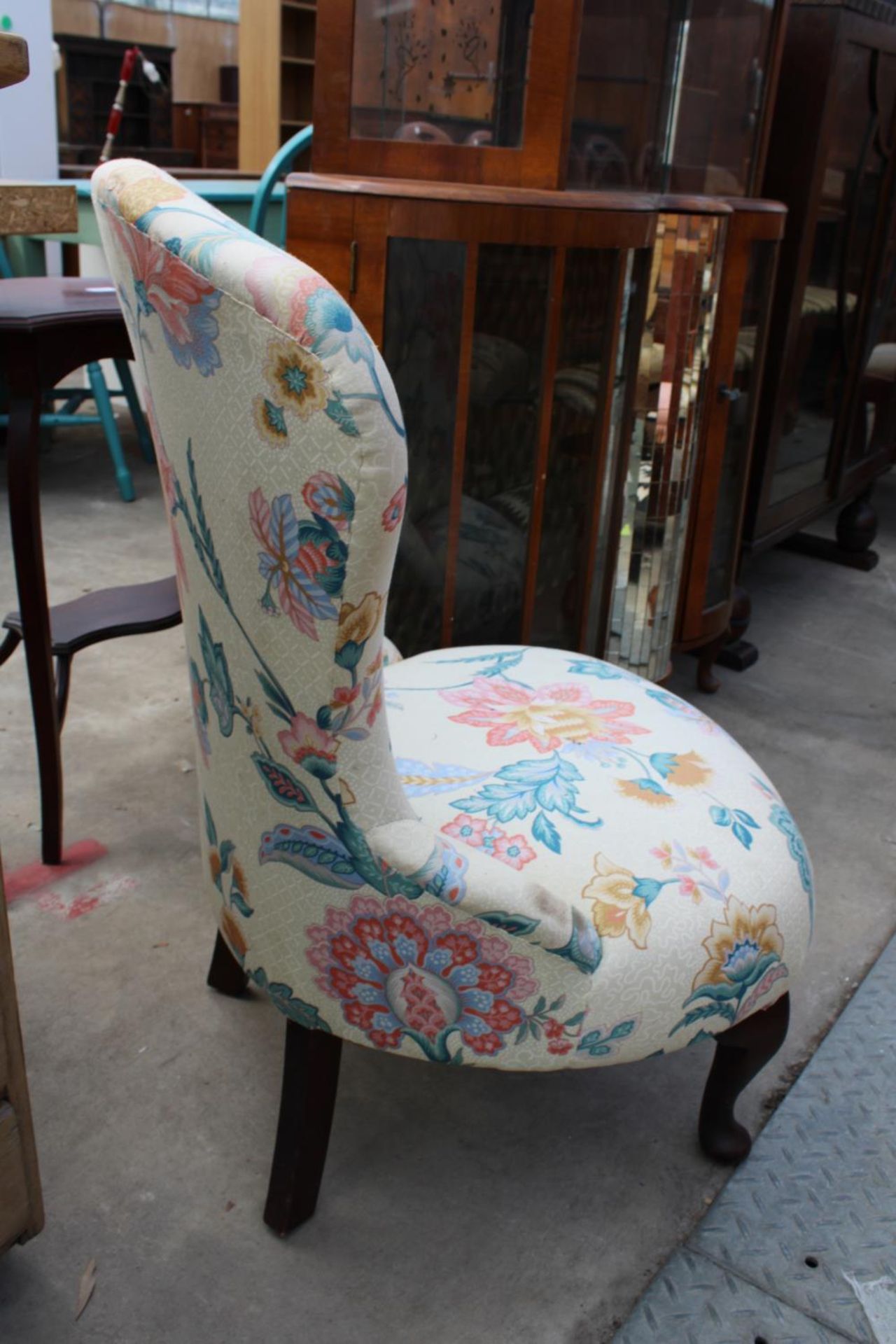 A MODERN FLORAL BEDROOM CHAIR ON FRONT CABRIOLE LEGS - Image 2 of 2