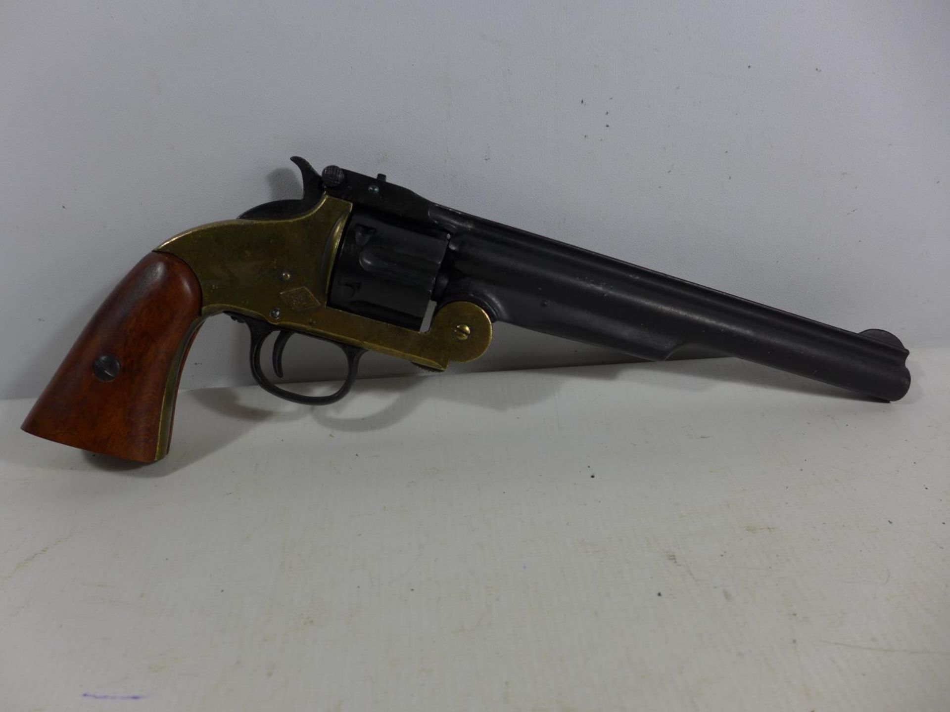 A GOOD QUALITY NON FIRING MODEL DISPLAY SMITH AND WESSON SCHOFIELD REVOLVER, 20CM BARREL, LENGTH