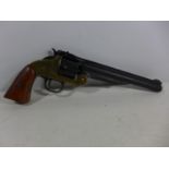 A GOOD QUALITY NON FIRING MODEL DISPLAY SMITH AND WESSON SCHOFIELD REVOLVER, 20CM BARREL, LENGTH