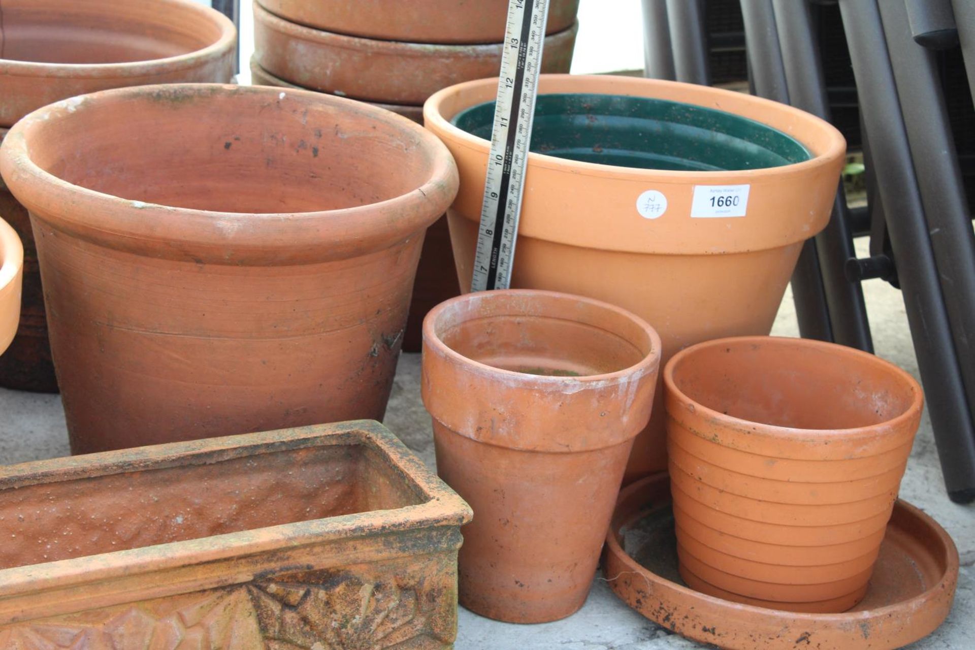 AN ASSORTMENT OF VARIOUS SIZED TERRACOTTA GARDEN POTS AND A TROUGH - Image 3 of 4