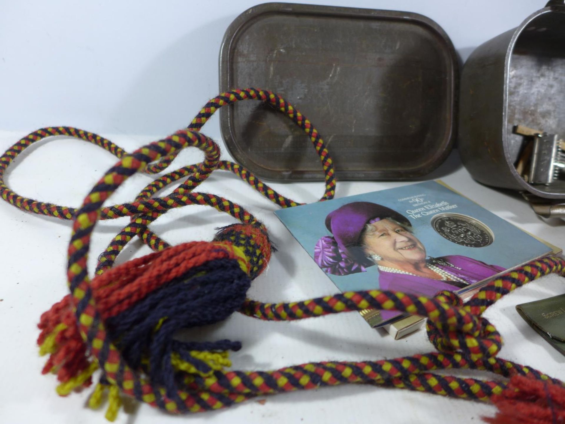 A METAL TIN AND CONTENTS, MILITARY BELT, QUEEN ELIZABETH £5, GLASSES ETC - Image 5 of 6