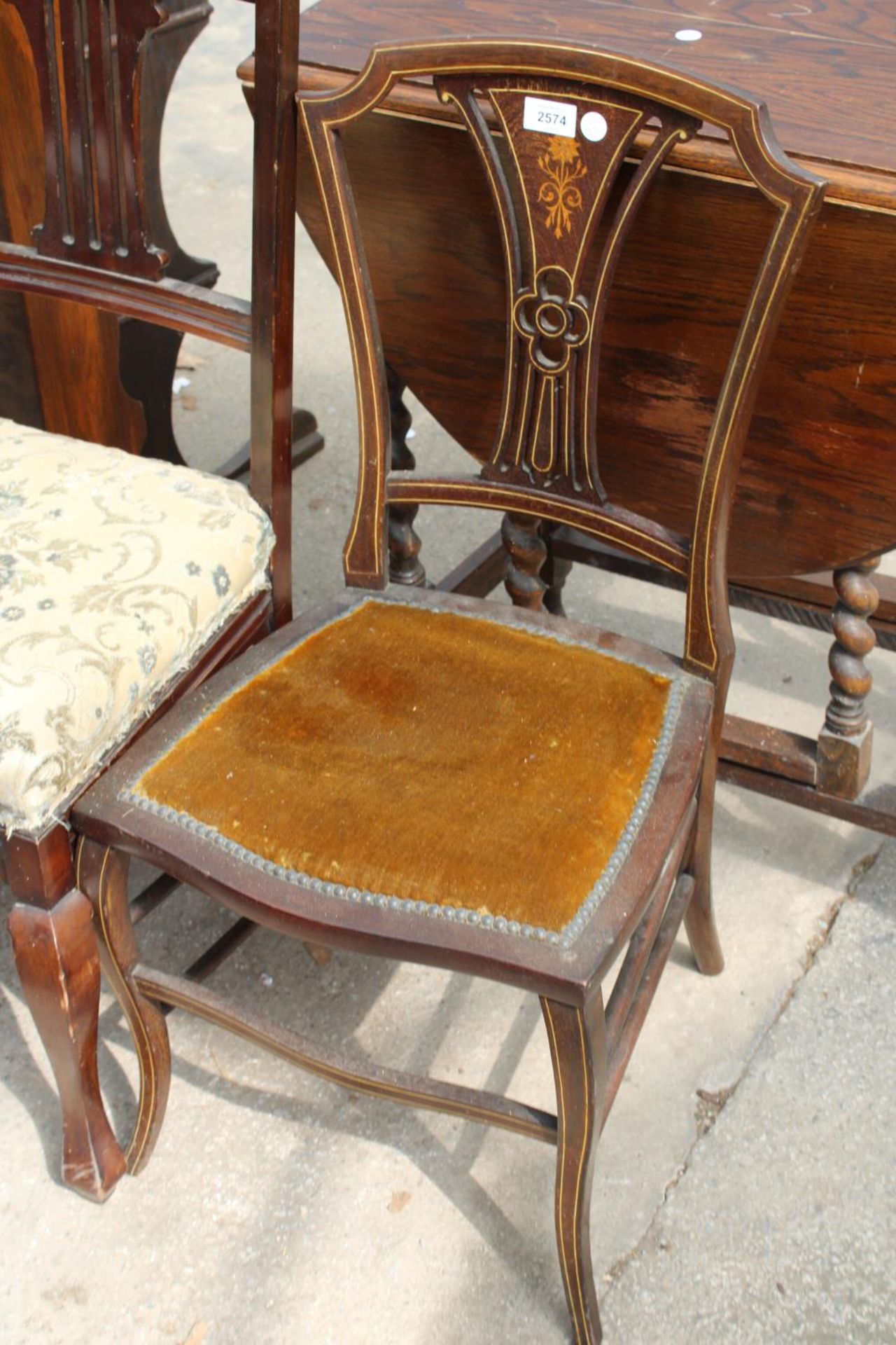 THREE VARIOUS EDWARDIAN BEDROOM CHAIRS - Bild 3 aus 3