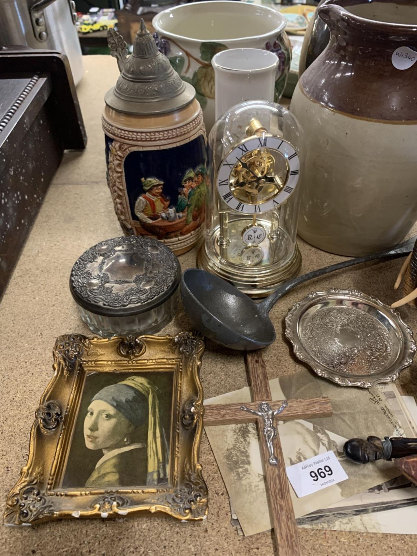 A MIXED LOT TO INCLUDE A RHYTHM QUARTZ MANTEL CLOCK, SILVER PLATED TRINKET TRAY, LARGE SEED POD, - Bild 2 aus 4