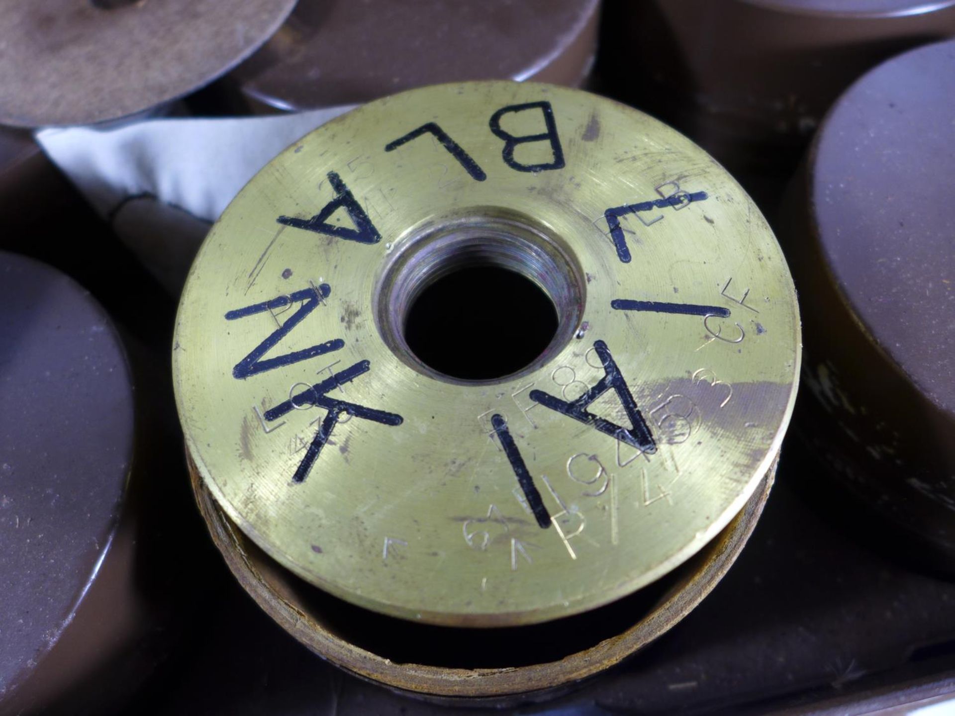 A GREEN PAINTED METAL CASE CONTAINING EIGHT FIRED 25 POUNDER BLANK LIAI SHELL CASES. THESE ARE THE - Image 3 of 7