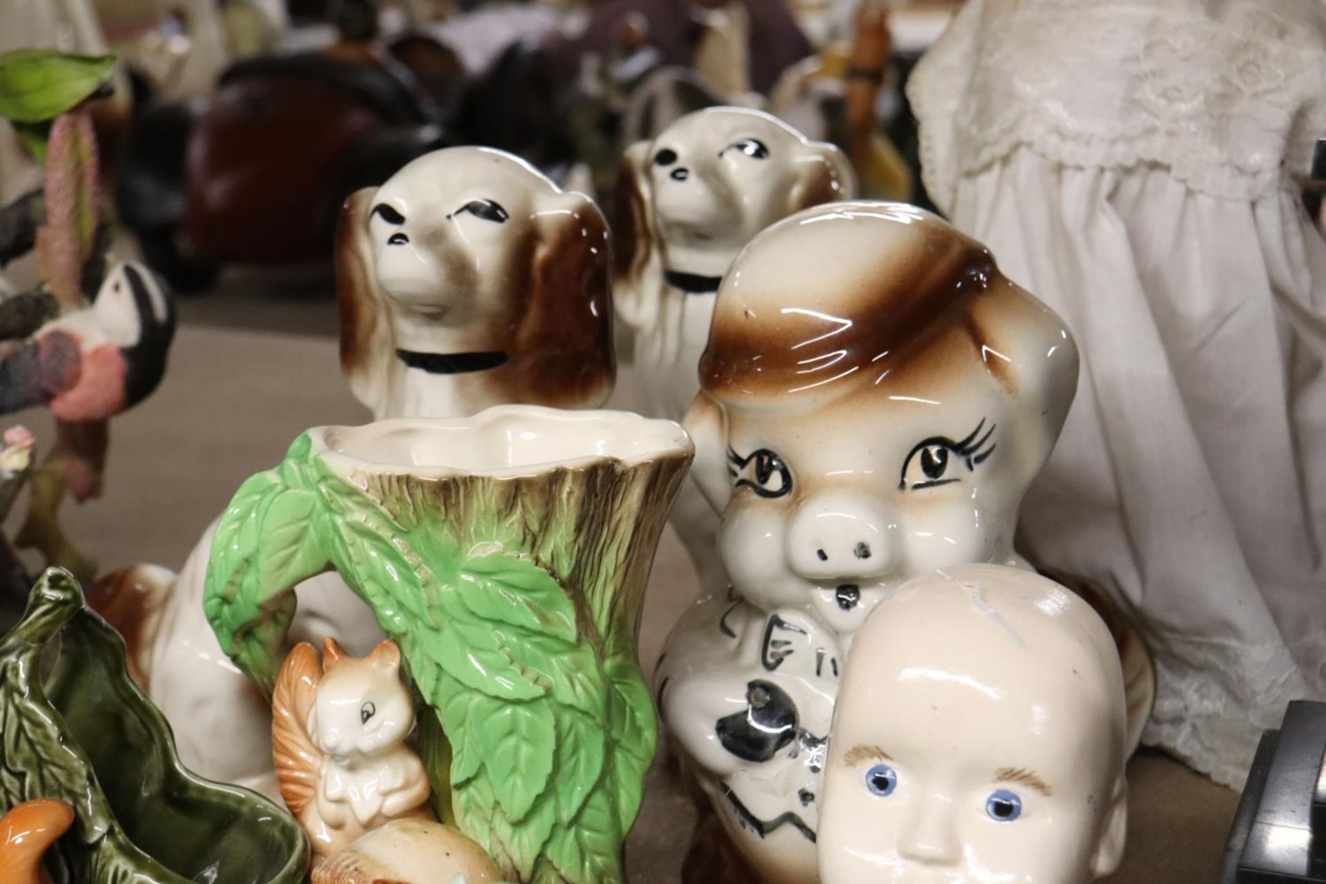 A QUANTITY OF CERAMIC ITEMS TO INCLUDE WITHERNSEA FLORA AND FAUNA VASES, DOGS, A DOLL'S HEAD AND A - Image 3 of 5