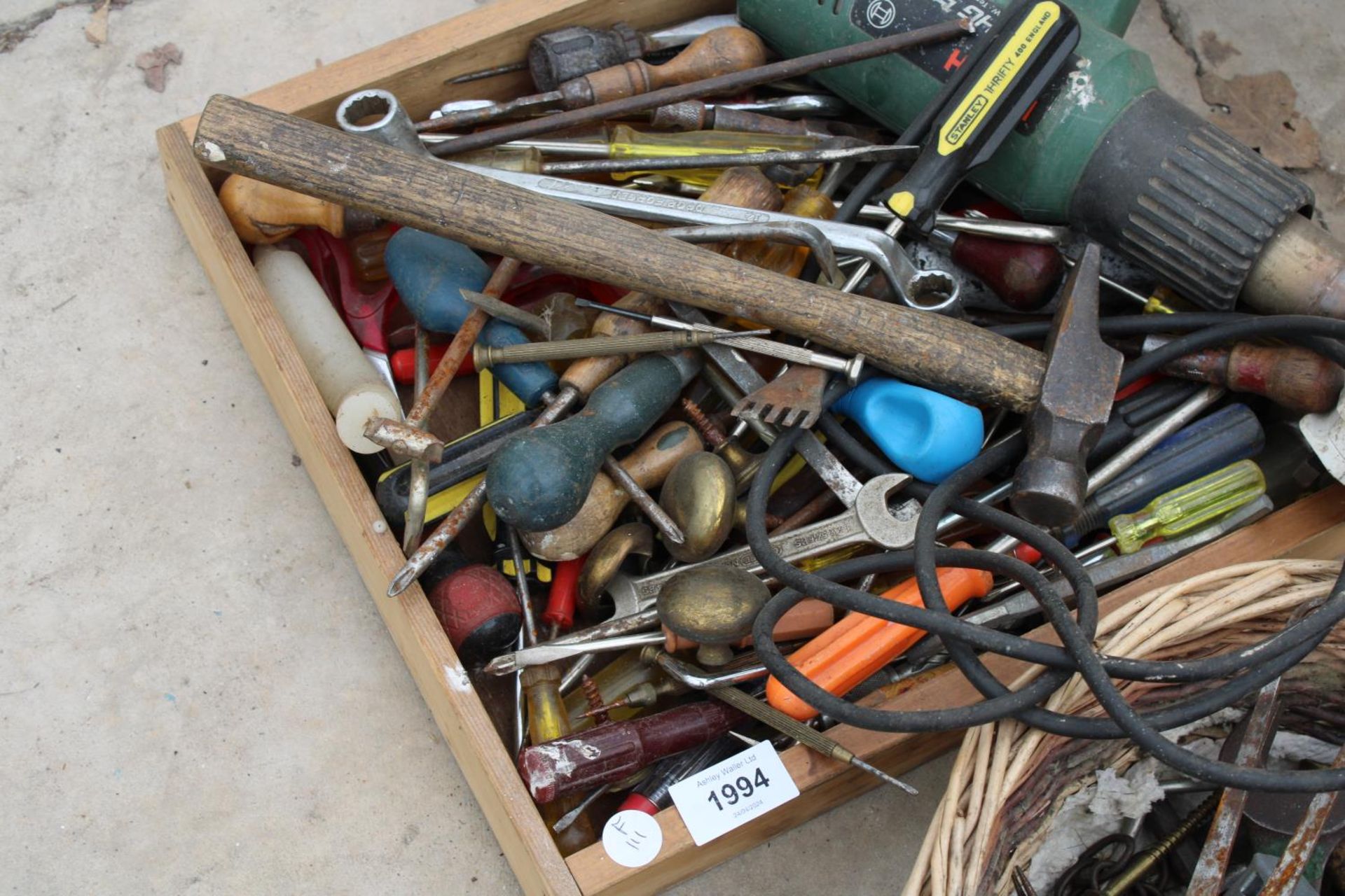AN ASSORTMENT OF TOOLS TO INCLUDE TAP AND DIES, SPANNERS AND SCREW DRIVERS ETC - Bild 2 aus 3