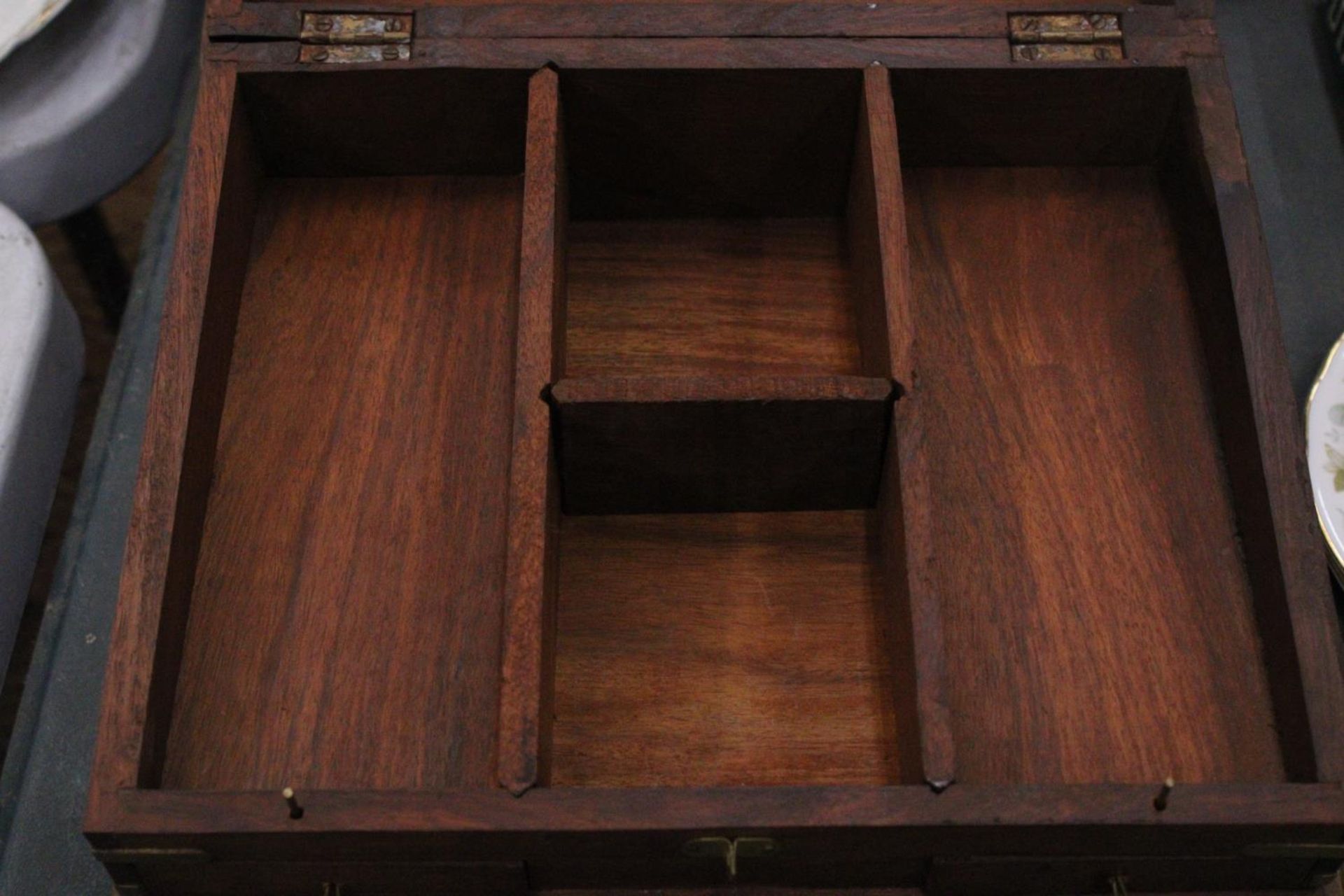 A VINTAGE STYLE MAHOGANY STATIONERY/JEWELLERY BOX ON FEET WITH BRASS CORNERS AND CARTOUCHE - Image 4 of 5