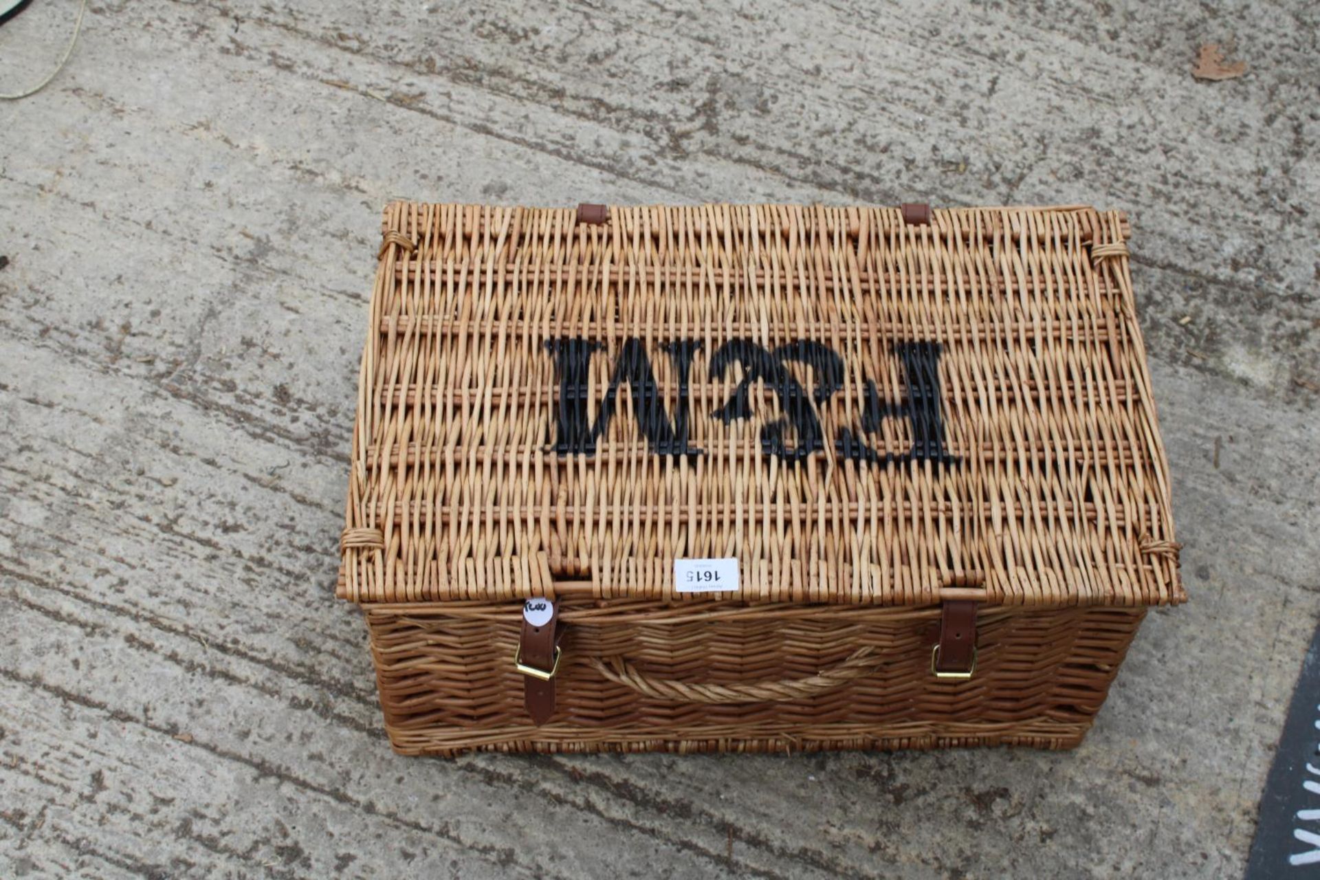 A WICKER FORTNAM AND MASON HAMPER BASKET - Bild 2 aus 2