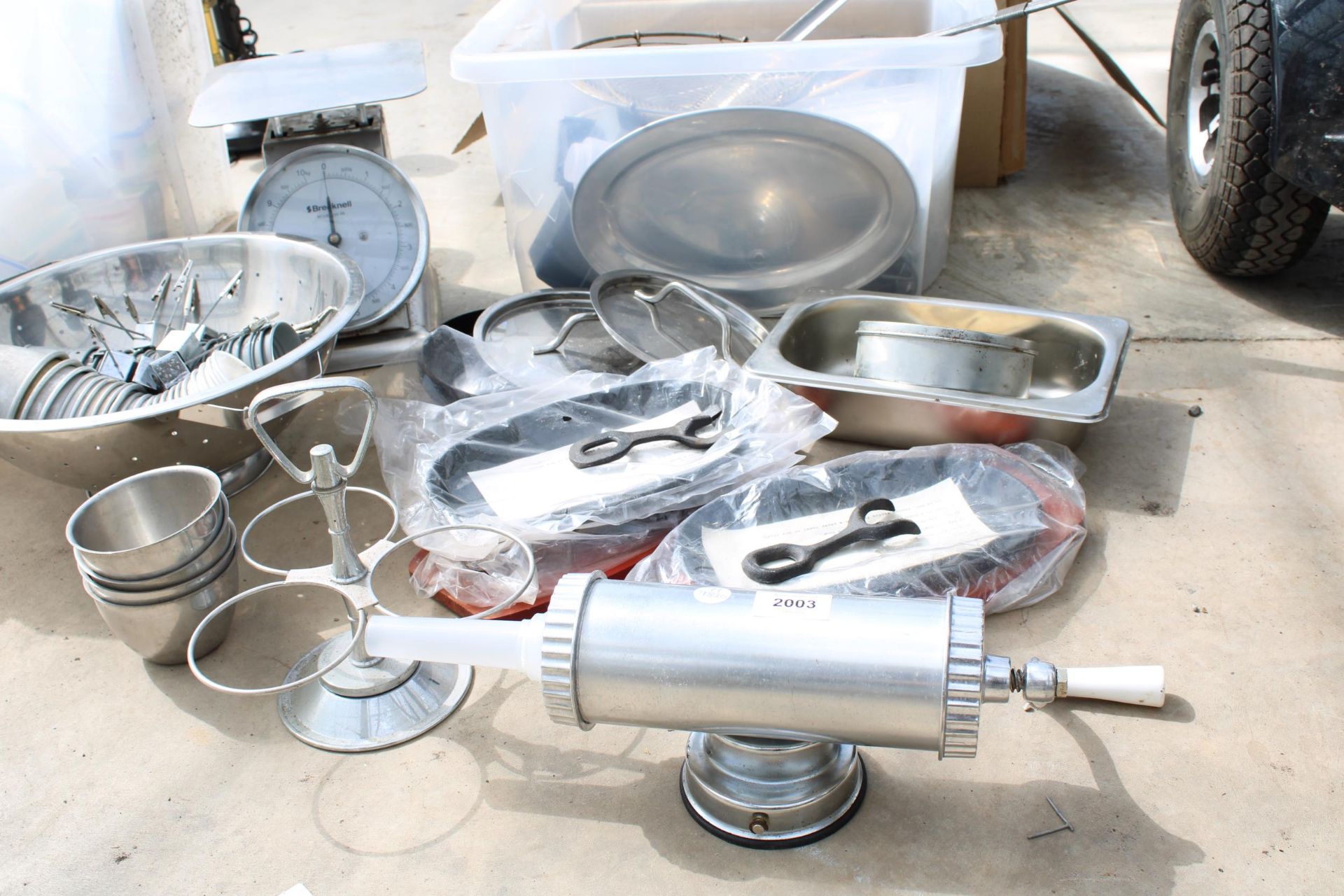 A COLLECTION OF STAINLESS STEEL KITCHENWARE TO INCLUDE SCALES, ETC - Image 3 of 5