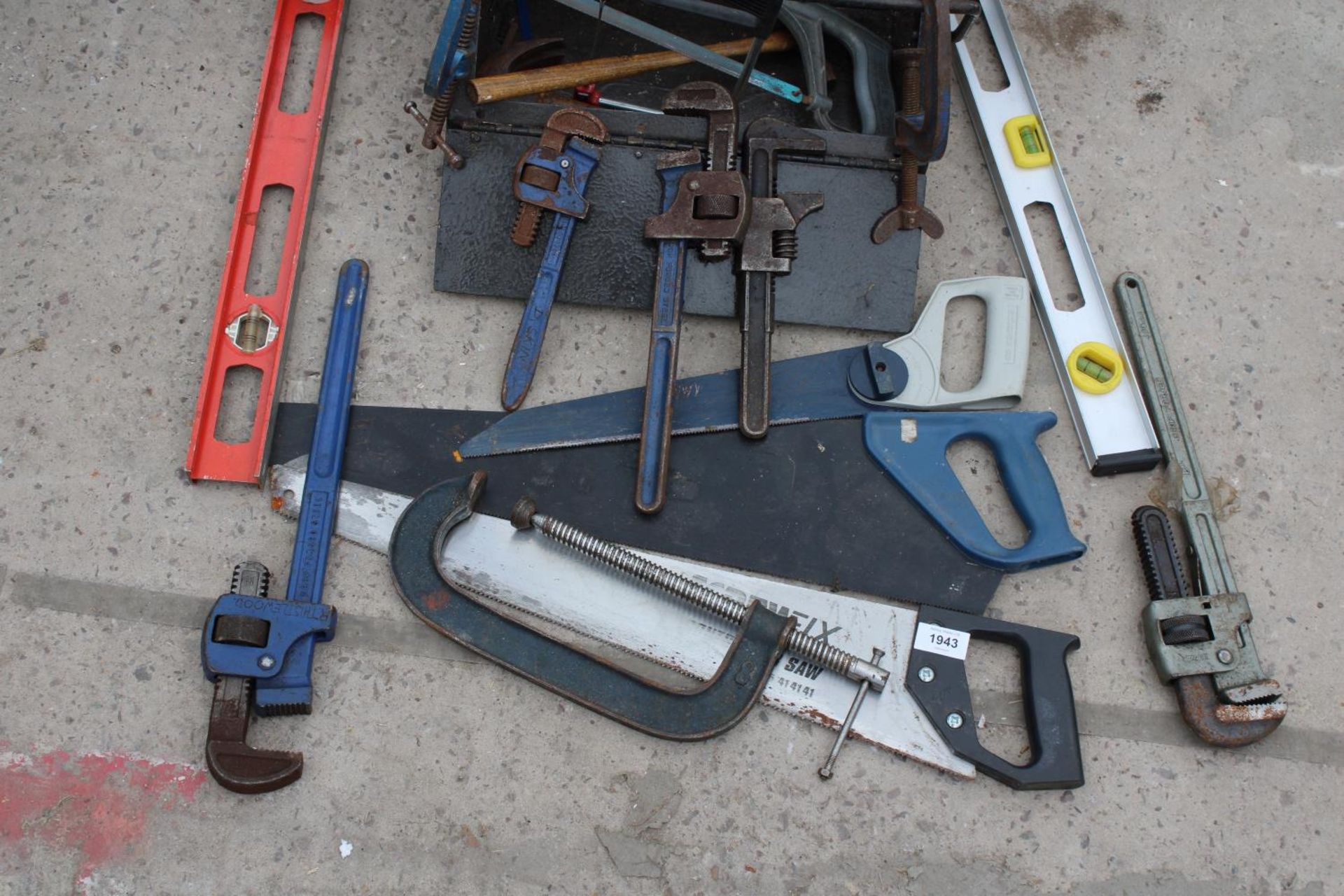 AN ASSORTMENT OF TOOLS TO INCLUDE STILSENS, A G CLAMP AND HACK SAW ETC - Bild 2 aus 3