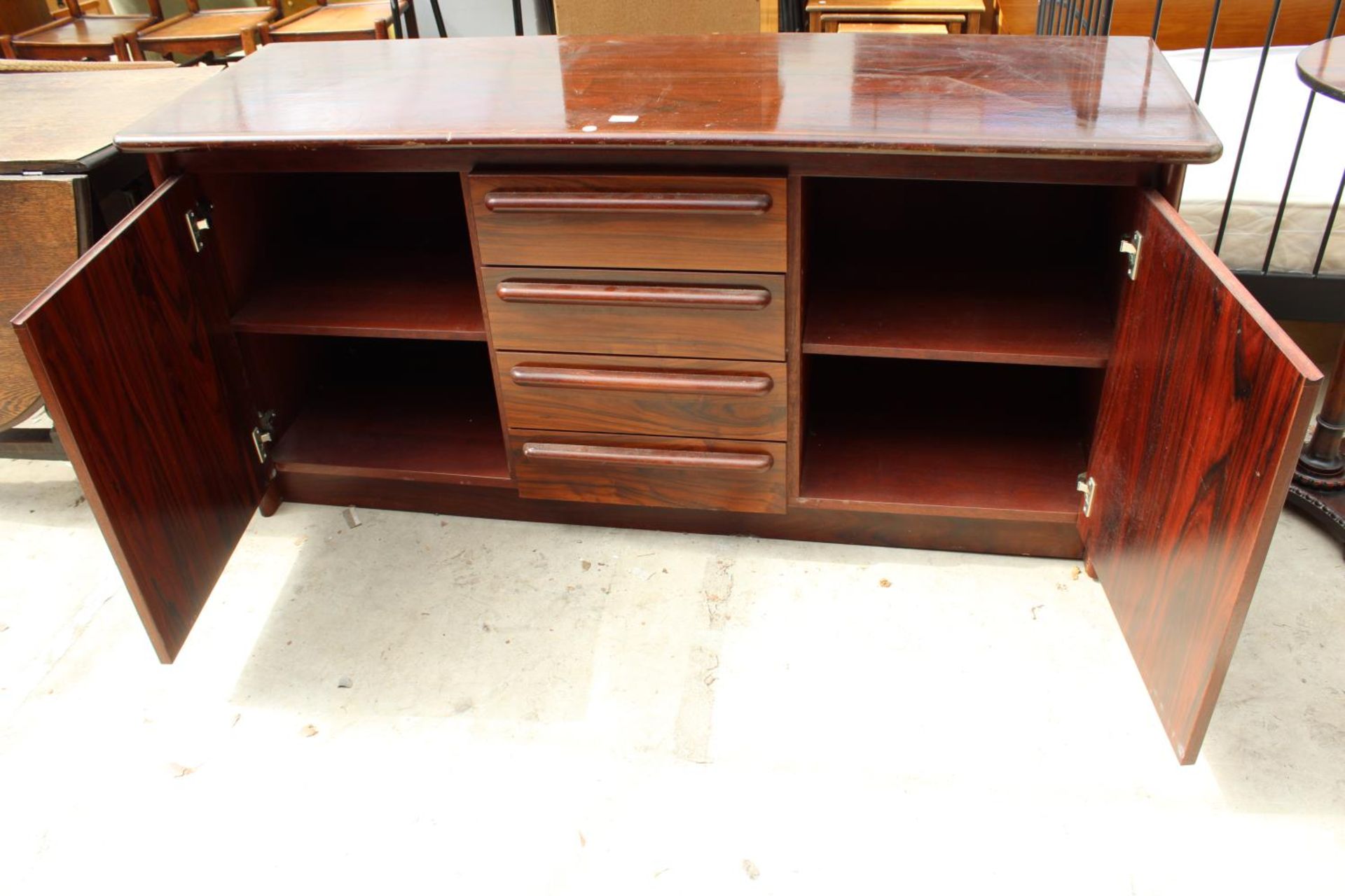 A RETRO HARDWOOD SIDEBOARD ENCLOSING 4 DRAWERS, 2 CUPBOARDS, 63" WIDE - Image 4 of 4
