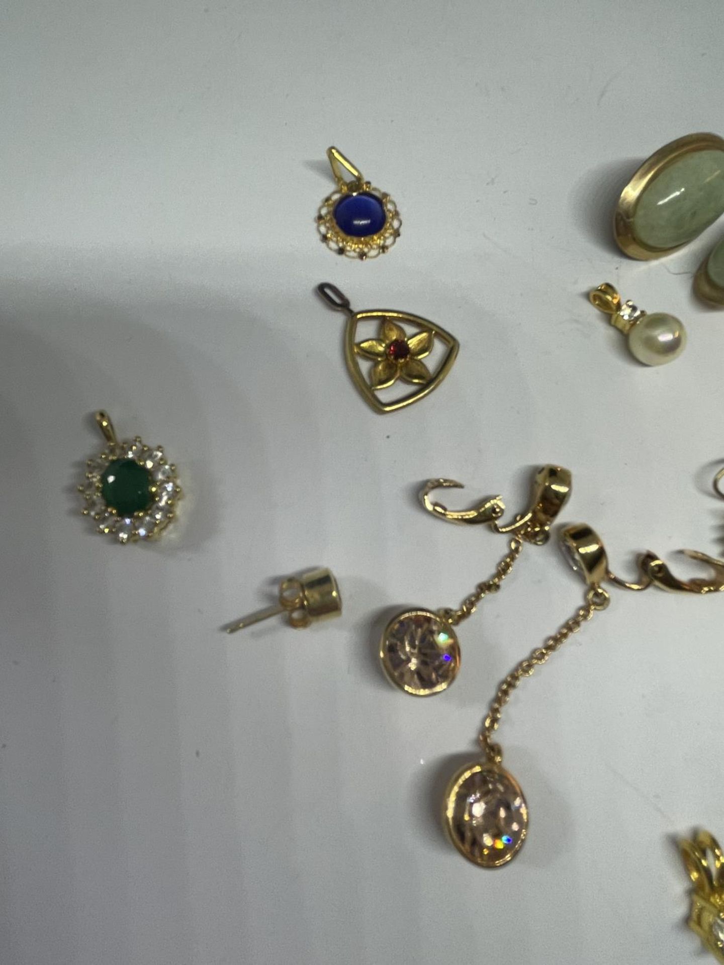 A QUANTITY OF COSTUME JEWELLERY - Image 2 of 4