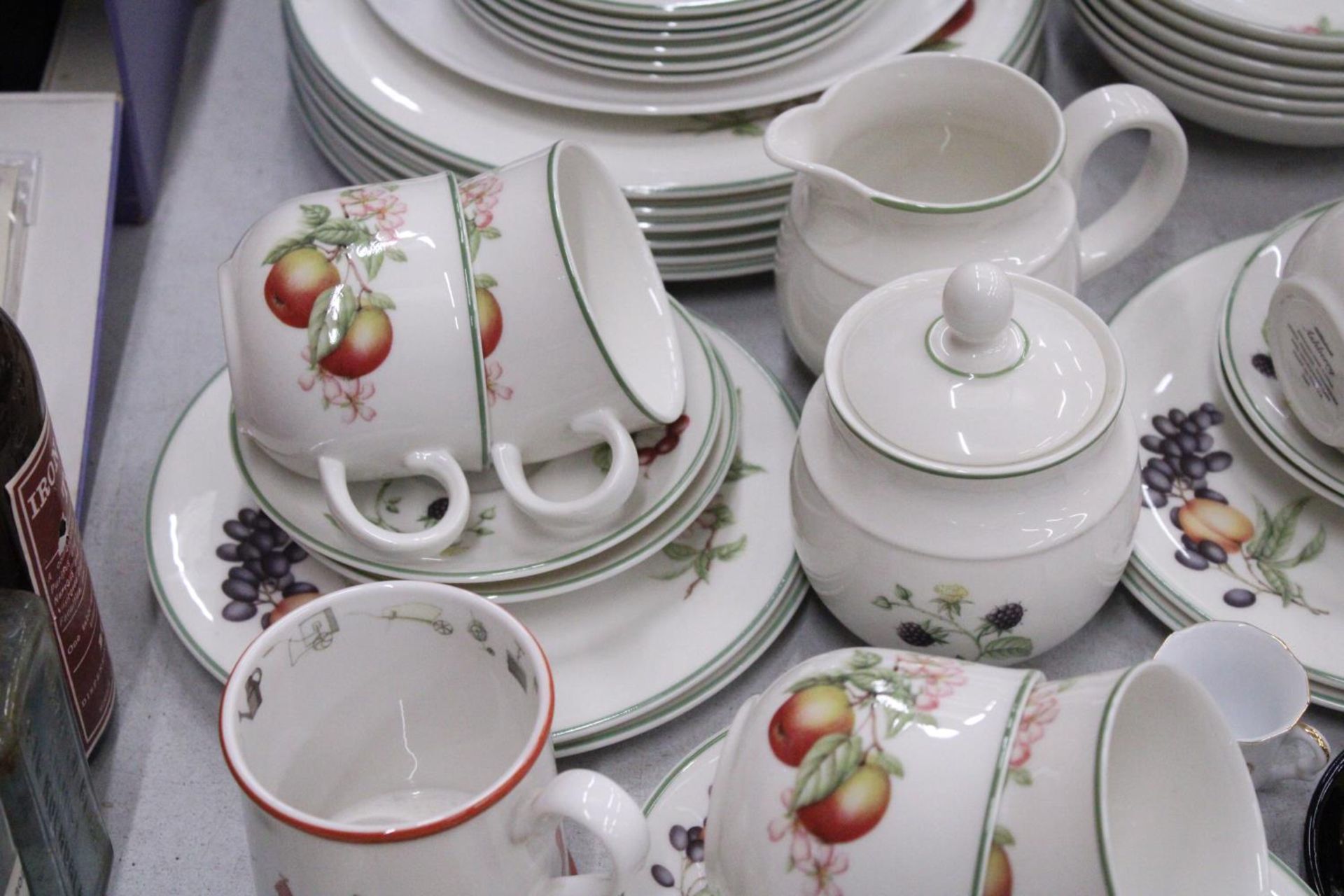 A QUANTITY OF MARKS AND SPENCERS DINNERWARE TO INCLUDE VARIOUS SIZES OF PLATES, A CREAM JUG, SUGAR - Image 4 of 7