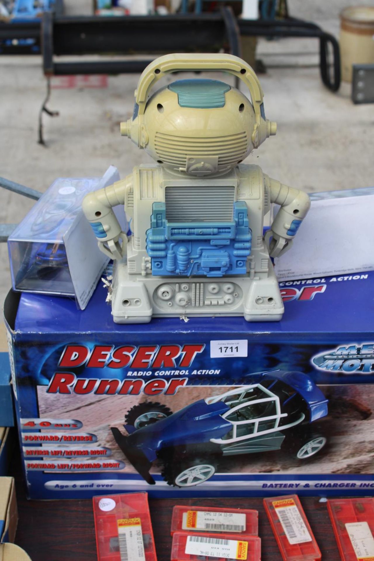 AN ASSORTMENT OF ITEMS TO INCLUDE A DESERT RUNNER VEHICLE, AND A ROBOT ETC - Image 2 of 5