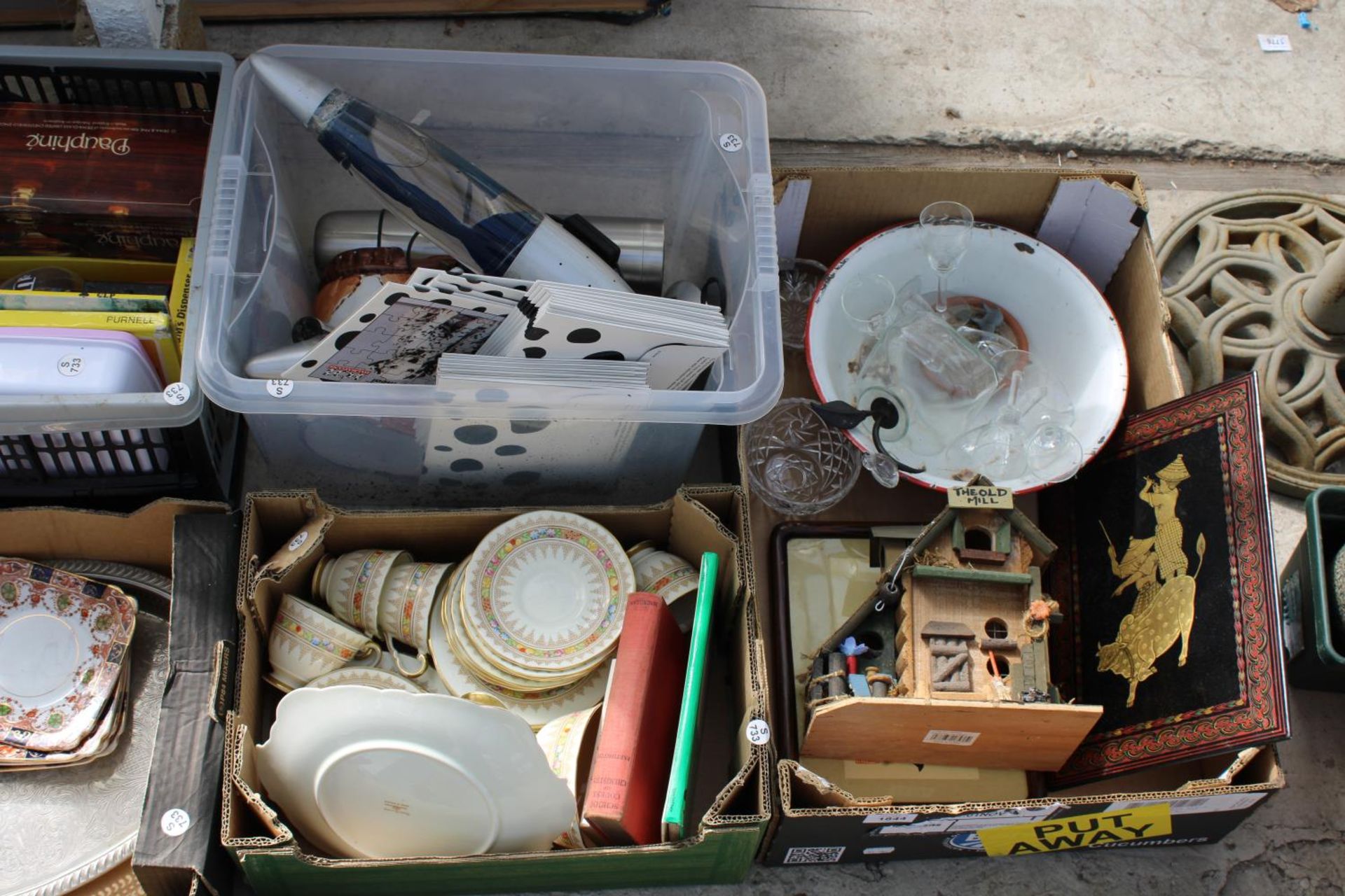 AN ASSORTMENT OF HOUSEHOLD ITEMS TO INCLUDE CERAMICS, TRAYS AND CAMERAS ETC - Image 2 of 3